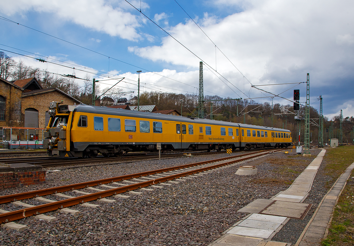 Der Lichtraummesszug (LIMEZ III) 719 045-7 / 719 046-5 (99 80 9160 001-0 D-DB / 99 80 9160 002-8 D-DB) der DB Netz AG (Netzinstandhaltung Fahrwegmessung) fährt am 15.04.2021 durch Betzdorf (Sieg), biegt auf die Hellertalbahn (KBS 462) ab und fährt via Herdorf in Richtung Dillenburg.

Die Aufgabe des Zuges ist die Messung des freien lichten Raumes (Lichtraumprofil) über und neben den Gleisen, damit der Bahnbetrieb nicht gefährdet wird. Auch für das Verkehren von Zügen mit Lademaßüberschreitung sind die Messergebnisse wichtig. Er ist mit zwei Lasermesssystemen ausgerüstet, die an der Stirnseite des Triebwagens 719 046  (99 80 9160 001-0 d-DB) angebracht sind, darum besitzt dieser keine Zug- und Stoßeinrichtungen mehr. Mit dem LIMEZ III können Messungen bis zu einer Geschwindigkeit von 100 km/h vorgenommen werden, und stört den normalen Betrieb so kaum noch. Mit den bisher eingesetzten Fahrzeugen und Messsystemen waren Messgeschwindigkeiten nur bis 30 km/h möglich. 

Die zwei Laserscanner vorne am Zug sind das Kernstück des Messsystems. Das Messsystem erfasst 550 Profile pro Sekunde und ermittelt dabei 3 600 Abstandswerte pro Profil.

2005 beschloss die DB AG, ihren Lichtraummesszug LIMEZ II durch einen neuen LIMEZ III zu ersetzten und beauftragte für die Realisierung ein Konsortium, bestehend aus FTI Engineering Network GmbH, Fraunhofer Institut für Physikalische Messtechnik (IPM Freiburg) und Metronom Automation GmbH. Die Anforderungen an LIMEZ III entsprachen den Anforderungen an den Vorgänger, jedoch mit einer Messgeschwindigkeit 100 km/h statt der 30 km/h. So wurden 2005  zwei Triebwagen der DB Baureihe 614 zu dem heutigen Lichtraummesszug (LIMEZ III) umgebaut. Dieser Triebzug hat die Zulassungen für Deutschland, Österreich (ÖBB SKL X) und die Schweiz.

Der 719 045-7 (99 80 9160 002-8 D-DB) wurde aus dem DB 614 045-3 umgebaut. Der urspr. VT wurde 1975 von Waggonfabrik Uerdingen AG in Krefeld-Uerdingen unter der Fabriknummer 79913 gebaut.. 
Der 719 046-5 (99 80 9160 001-0 D-DB) wurde aus dem DB 614 046-5 umgebaut. Der urspr. VT wurde 1975 von Waggonfabrik Uerdingen AG in Krefeld-Uerdingen unter der Fabriknummer 79914 gebaut.

TECHNISCHE DATEN:
Spurweite: 1.435 mm
Achsfolge: B’2’ + 2’B’
Gesamtlänge über Puffer:  2 x 26.650 mm
Drehzapfenabstände: 2 x 19.000 mm
Achsabstand in den Drehgestellen: 2.500 mm
Treibraddurchmesser:  950 mm (neu)
Laufraddurchmesser:  900 mm (neu)
Eigengewicht: 49,2 t und 49,7 t = 98,9 t
Nutzlast: 2 x 1 t
Höchstgeschwindigkeit:  140 km/h (bei Messfahrt 100 km/h)
Installierte Leistung: 2 × 367 kW (500 PS)
Motoren: 12-Zylinder Boxer-Dieselmotor vom Typ MAN D 3650 HM 12 U
Zur Mitfahrt zugel. Personen: 3 (719 045) und 12 (719 046)
Bauart der Bremse:  KE-R-A (D)