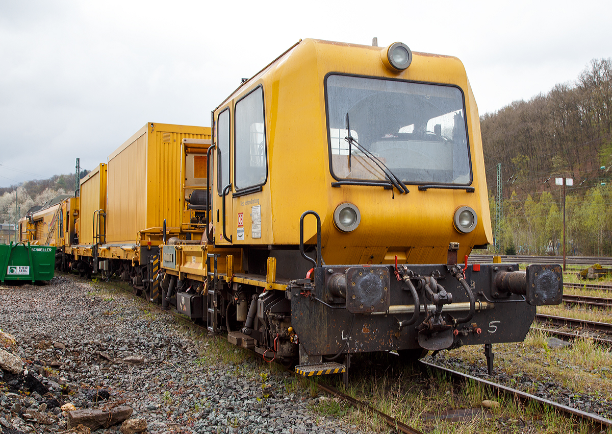 
Der LINSINGER Schienenfräszug SF 03 W-FFS, Schweres Nebenfahrzeug Nr. 97 33 07 005 18-9, der DB Netz AG (UFM 601), steht am 23.04.2016, mit dem Beiwagen 31 80 390 5 945-2 der Gattung Rs 680 und dem GAF 100 R (Schweres Nebenfahrzeug Nr. 97 17 50 137 18-6) in Betzdorf/Sieg. Das GAF 100 R wird als Steuerwagen verwendet.


Technische Daten das Fräszuges 97 33 07 005 18-9 DB Netz UFM 601 (Hinten):
Bauart: SF 03 W-FFS
Hersteller: LINSINGER Maschinenbau Ges. m.b.H., Steyrermühl, Österreich
Fabriknummer: OLC-001
Baujahr: 2008
Spurweite: 1.435 mm (Normalspur)
Achsformel: Co´Co´
Länge über Puffer: 23.800 mm
Drehzapfenabstand: 15.300 mm
Leistung:  675 kW
Eigengewicht: 114 t
Nutzlast: 6 t
Radsatzfahrmasse: 20 t
Höchstgeschwindigkeit: 100 km/h (Eigenantrieb oder geschleppt)
Zur Mitfahrt zugel. Personen: 4
Zulässige Anhängelast: 60 t
Zugelassen für Streckenklasse: CE und höher und CM4
Kleister befahrbarer Gleisbogen: R 150 m
EBA-Nummer: EBA 02 K 12 B 002
Anzahl der Bearbeitungseinheiten (Fräseinheiten): links und rechts je 3 Stück
Durchmesser der Messerköpfe (Fräser): 600 mm

Technische Daten Beiwagen 31 80 390 5 945-2 (Mitte):
Wagenbauart: Drehgestell-Flachwagen
Gattung: ähnlich Rs 680 (evtl. aus Umbau)
Länge über Puffer: 20.000 mm
Drehzapfenabstand: 13.000 mm
Achsabstand im Drehgestell: 2.000 mm
Länge der Ladefläche: 18.500 mm
Eigengewicht: 24.730 kg
Nutzlast: 30,5 t

Technische Daten von dem GAF 100 R - 97 17 50 137 18-6 (Vorne)
Hersteller: GBM (Gleisbaumechanik Brandenburg/H. GmbH)
Fabriknummer: 52.1.111
Baujahr: 1996
Achsfolge: B
Länge über Puffer: 9.100 mm
Achsabstand: 4.800 mm
Höchstgeschwindigkeit (Hg): 100 km/h
Eigengewicht: 16 t
Zul. Anhängelast: 40 t, bzw. 80 t mit Regelzugeinrichtung dann Hg. max. 60 km/h
Nutzlast : 5,0 t
Zur Mitfahrt zugel. Personen: 7
EBA-Nummer: EBA 96 P01 N010

Der Antrieb des zweiachsigen Fahrzeuges erfolgt von einem 6 Zylinder, wassergekühlten MAN D 0826 LOH 07 Dieselmotor mit 169 kW (230 PS) Leistung über Lastschaltwendegetriebe auf die Radsatzgetriebe
