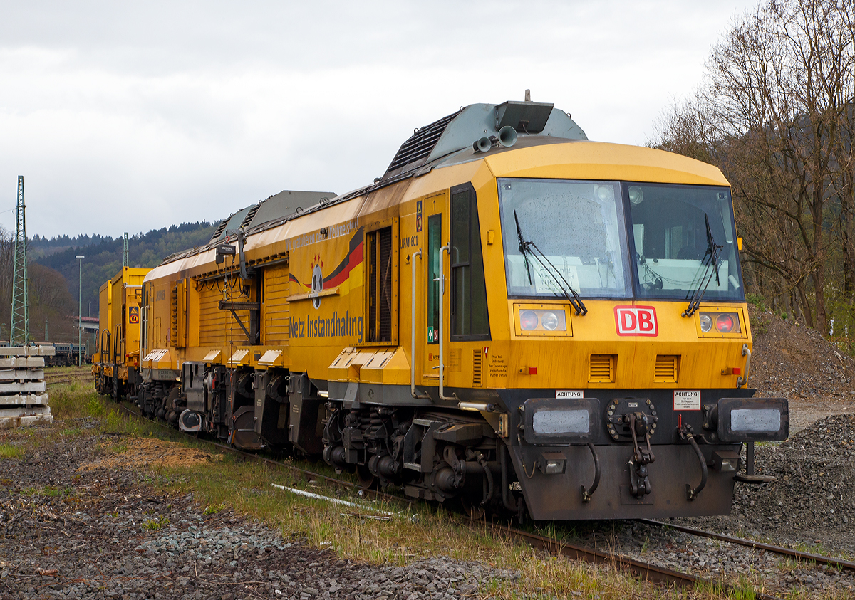 Der LINSINGER Schienenfr�szug SF 03 W-FFS, Schweres Nebenfahrzeug Nr. 97 33 07 005 18-9, der DB Netz AG (UFM 601), steht am 23.04.2016, mit dem Beiwagen 31 80 390 5 945-2 der Gattung Rs 680 und dem GAF 100 R (Schweres Nebenfahrzeug Nr. 97 17 50 137 18-6) in Betzdorf/Sieg. Hier bereitet die Tagschicht das Fahrzeug f�r neue Aufgaben vor.
 Das GAF 100 R wird als Steuerwagen verwendet.

Auch hochwertige Gleise unterliegen den „normalen“ Verschlei�prozessen. Um die Betriebssicherheit, die Betriebskosten und den Fahrkomfort dauerhaft zu gew�hrleisten und gering zu halten, m�ssen sie in regelm��igen Abst�nden wieder „in Form“ gebracht werden bzw. der Schienenkopf reprofiliert werden. Damit der Aufwand und die betrieblichen St�rungen f�r das Reprofilieren gering gehalten werden kann, werden diese hochmodernen Fr�sz�ge eingesetzt. Die Bearbeitungsgeschwindigkeit liegt bei 8 bis 25 m/min, je dem wie viel abgefr�st werden muss. Die Bearbeitungsgenauigkeit liegt bei:
Querprofilgenauigkeit +/- 0,1 mm
L�ngsprofilgenauigkeit 0,05 mm
Oberfl�chenqualit�t Ra = ca. 3�m

Weitere Vorteile des Fr�sens sind:
Kein Funkenflug bei der Bearbeitung
0,3 - 3 mm Fr�stiefe in einem Durchlauf bzw. �berfahrt
Fahrkante als Bezugskante w�hlbar
H�henkopierung zur Minimierung der L�ngswelligkeit
Profilform durch unterschiedliche Fr�sformwerkzeuge �nderbar
Bearbeitungsgeschwindigkeit bis zu 25 m/min
Abrollger�usch des Rades auf der Schiene unter 46 dbA

Technische Daten das Fr�szuges 97 33 07 005 18-9 DB Netz UFM 601:
Bauart: SF 03 W-FFS
Hersteller: LINSINGER Maschinenbau Ges. m.b.H., Steyrerm�hl, �sterreich
Fabriknummer: OLC-001
Baujahr: 2008
Spurweite: 1.435 mm (Normalspur)
Achsformel: Co´Co´
L�nge �ber Puffer: 23.800 mm
Drehzapfenabstand: 15.300 mm
Leistung:  675 kW
Eigengewicht: 114 t
Nutzlast: 6 t
Radsatzfahrmasse: 20 t
H�chstgeschwindigkeit: 100 km/h (Eigenantrieb oder geschleppt)
Zur Mitfahrt zugel. Personen: 4
Zul�ssige Anh�ngelast: 60 t
Zugelassen f�r Streckenklasse: CE und h�her und CM4
Kleister befahrbarer Gleisbogen: R 150 m
EBA-Nummer: EBA 02 K 12 B 002
Anzahl der Bearbeitungseinheiten (Fr�seinheiten): links und rechts je 3 St�ck
Durchmesser der Messerk�pfe (Fr�ser): 600 mm