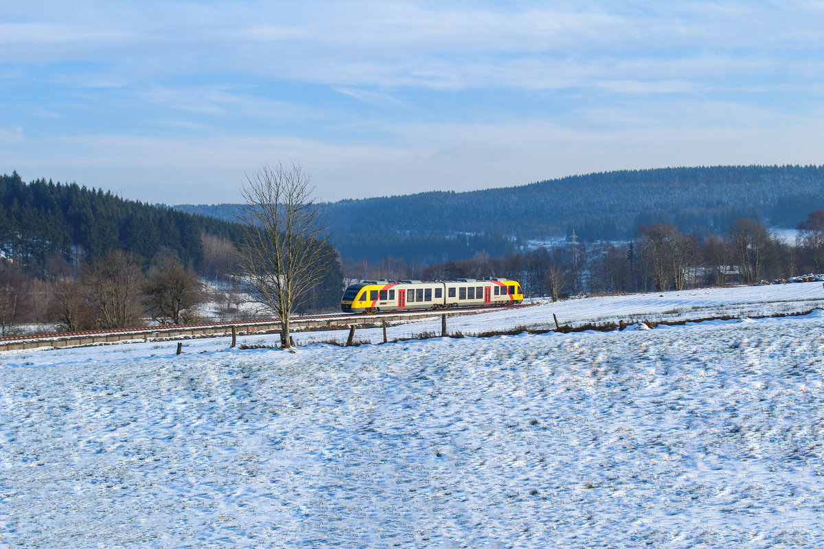 Der Lint 41 der Baureihe 648 der HLB durchfährt am Donnerstag, den 8. Februar 2018 das Wittgensteiner Land als RB 93 in Richtung Bad Berleburg. Hier ist der Zug kurz vor Womeldsorf zu sehen.