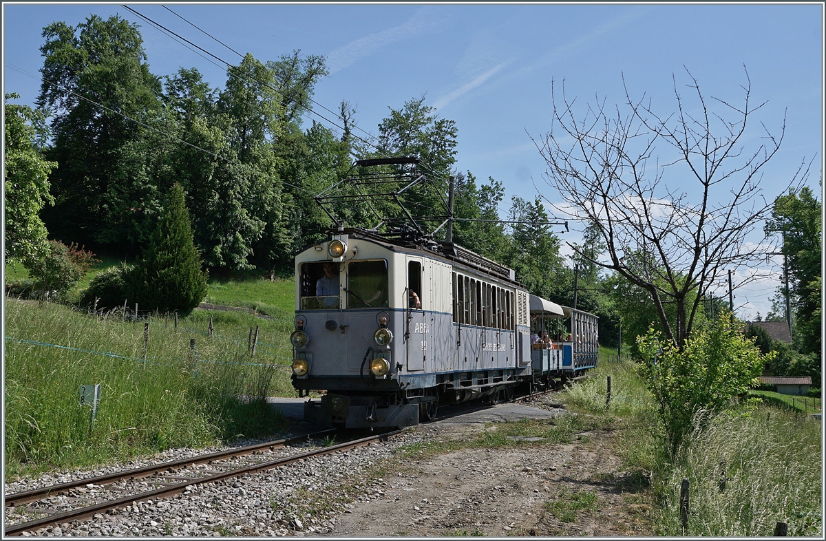 Der LLB (Leuk - Leukerbad Bahn 1915 - 1967) Triebwagen mit der phantasievollen Bezeichnung ABFe 2/4 N° 10 ist mit einem Zug der Blonay-Chamby Bahn bei Cornaux auf der Fahrt nach Blonay. 

21. Mai 2022