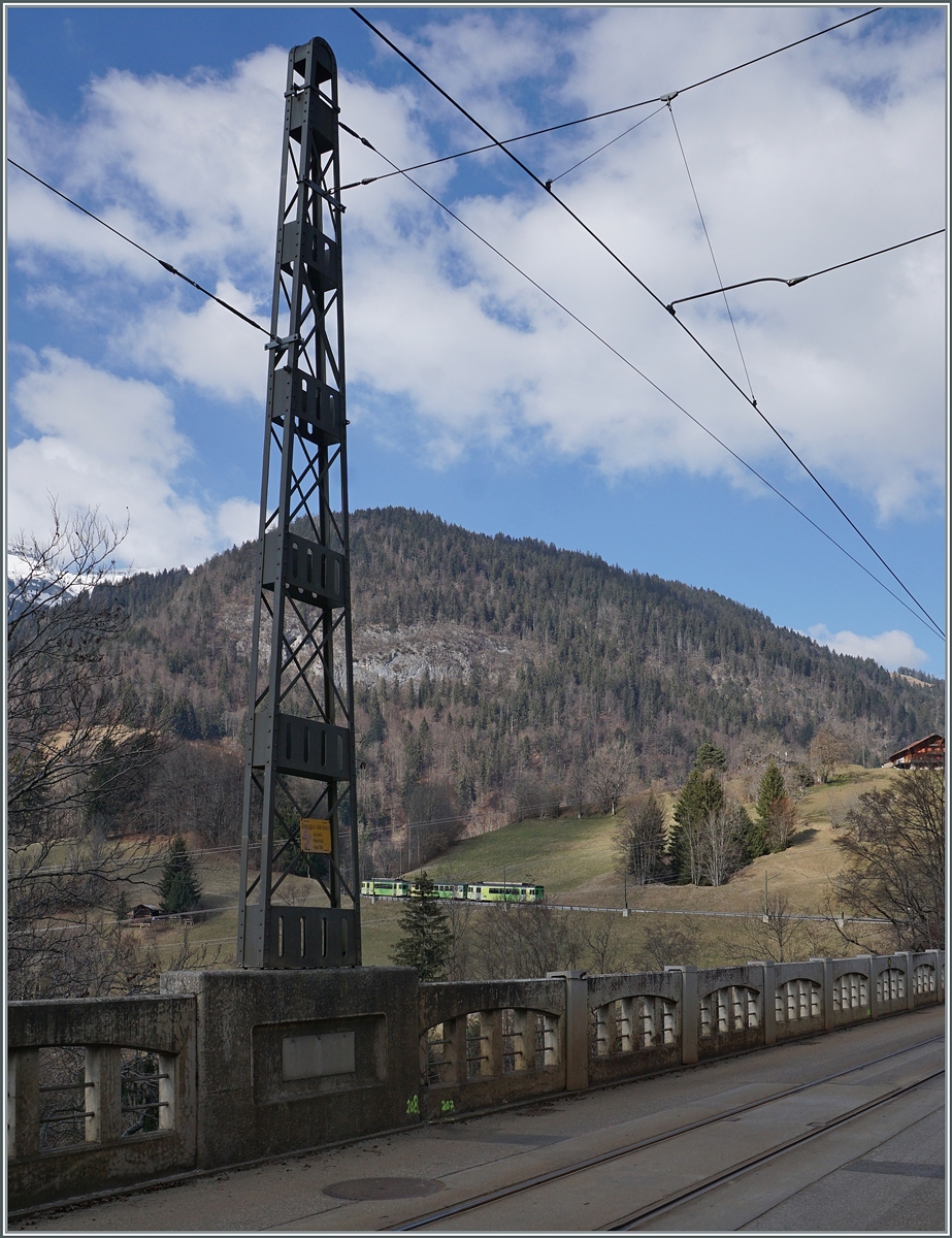 Der markante Fahrleitungsmast auf der Brücke bei Les Planches ist das eigentliche Sujet des Bildes, während im Hintergrund ein ASD Zug, bestehend aus einem BDe 4/4, einem Bt und einem weiteren BDe 4/4 in Richtung Le Sépey fahren. 

17. Feb. 2024