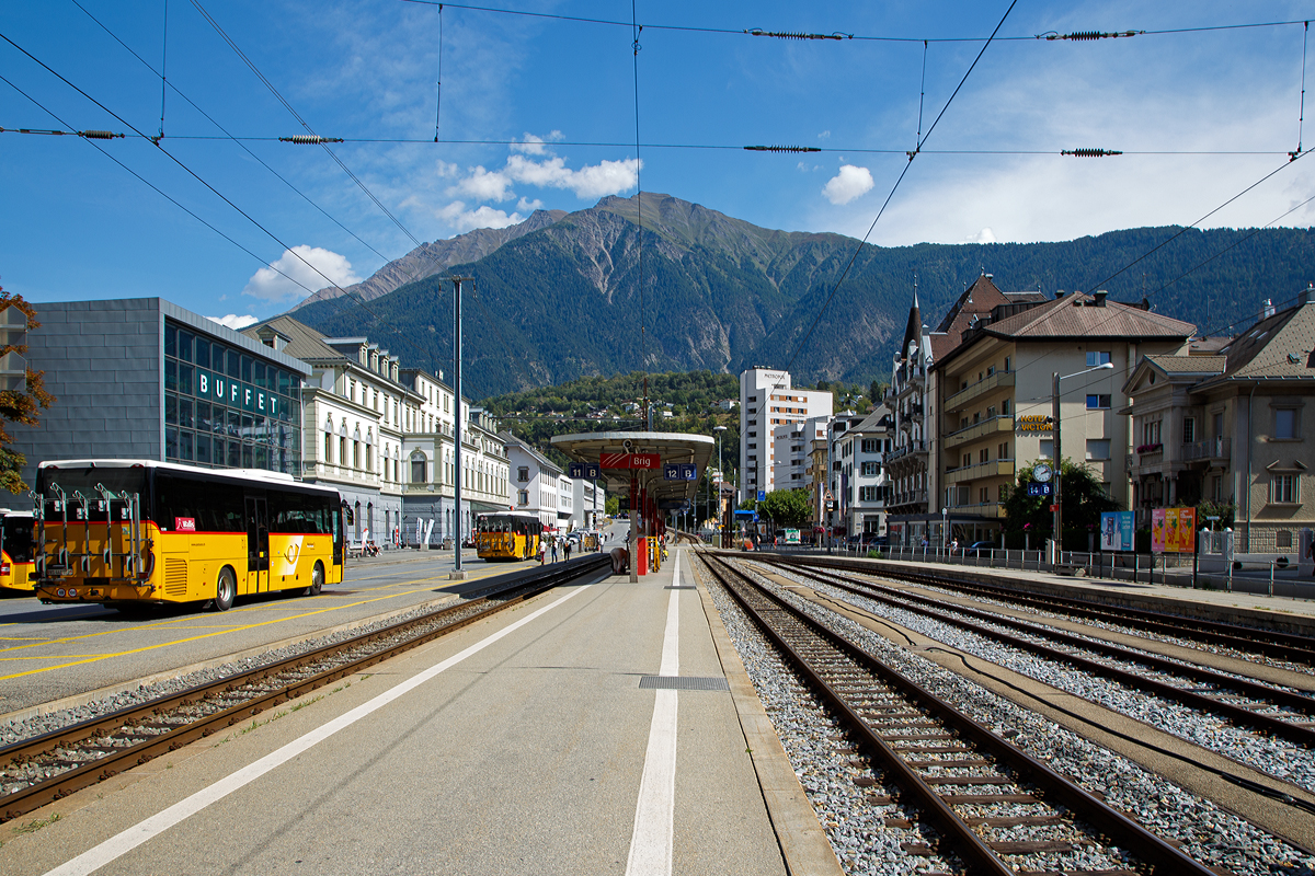 Der MGB Bahnhof Brig auf dem Vorplatz vom dem normalspurigen SBB Bahnhof, hier am 07.09.2021.

Der MGB Bahnhof war ursprüngliche Kopfbahnhof der Furka-Oberalp-Bahn (FO), 2007 wurde die neue Ostausfahrt im Bahnhof Brig in Betrieb genommen und der wurde zu einen Durchgangsbahnhof umgebaut. Gleichzeitig wurde die alte 3,2 km lange Strecke (Schleife) mit 20 Bahnübergängen durch die Gemeinde Naters aufgehoben. Auch für die BVZ (Brig-Visp-Zermatt-Bahn) war der Bahnhof seit 1930 Ausgangspunkt der Strecke nach Zermatt. Bis zur Fusion beider Bahnen (per 1. Januar 2003), zur Matterhorn-Gotthard-Bahn (MGB), befand sich dieser im Besitz der FO, die BVZ musste daher ein Benutzungsentgelt zahlen. 

Von Seiten der Stadt Brig wird angestrebt, die Anlage auf dem Bahnhofplatz vollständig aufzuheben und die Schmalspurzüge in den Normalspurbahnhof einzuführen.

Der normalspurige Bahnhof Brig ist vor allem als schweizerisch-italienischen Grenzbahnhof bekannt. Im innerschweizerischen Verkehr war er bis zur Eröffnung des Lötschberg-Basistunnel der wichtigste Umsteigebahnhof für das Wallis. 

Die normalspurige Bahnanlage besteht aus dem Personenbahnhof, aus zwei Depots (SBB und BLS), aus einer umfangreichen Gleisanlage für den Güterverkehr und einer Verladestation für den Autoverlad durch den Simplontunnel. Die Verladerampe für die Autozüge zwischen Brig und Iselle ist im Bereich der Freiverladeanlage. Die Autoreisezüge sind auch für normale Bahnpassagiere ohne Fahrzeug zugelassen, diese müssen aber einen ausgeschilderten Fussweg von 8 Minuten in Kauf nehmen, um das Gleis 90 («Brig Autoquai») zu erreichen.

Der Bahnhofplatz ist Ausgangspunkt von sieben Postautolinien, unter anderem derjenigen über den Simplonpass.
