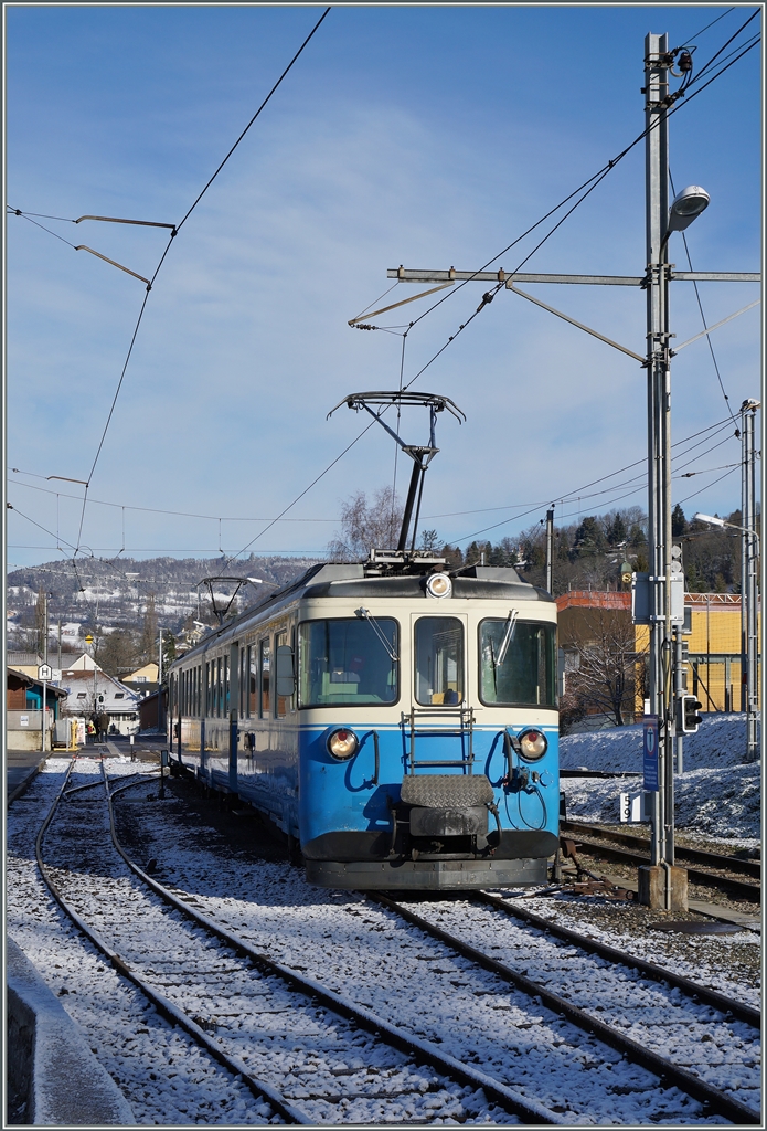 Der MOB ABDe 8/8 4002 von Vevey nach Château d'Oex als Extrazug für Schulklassen bei der  Durchfahrt  in Blonay. 
7. März 2016