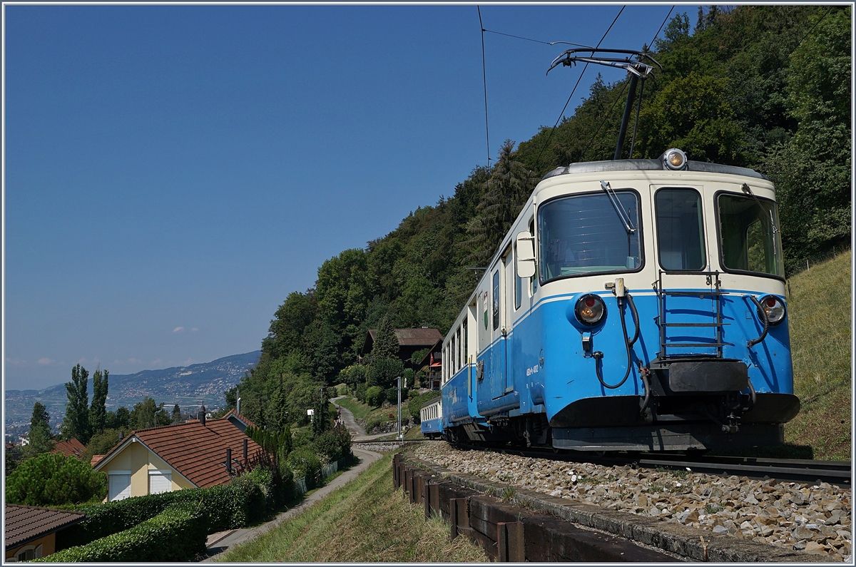 Der MOB ABDe 8/8 4002 VAUD mit seinem Regionalzug 2224 kurz nach Chernex auf der Fahrt nach Zweismmen. 
21. August 2018
