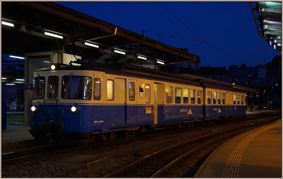 Der MOB ABDe 8/8 4004  Fribourg  wartet in Montreux auf die Abfahrt nach Zweisimmen.
9. M�rz 2014