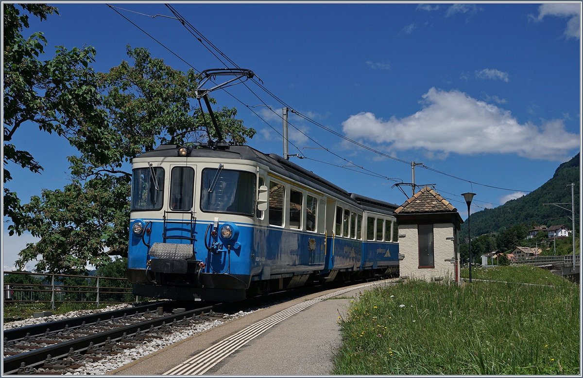 Der MOB ABDe 8/8 4004  Fribourg  beim kurzen Halt in Châtelard VD.
30.Juni 2017