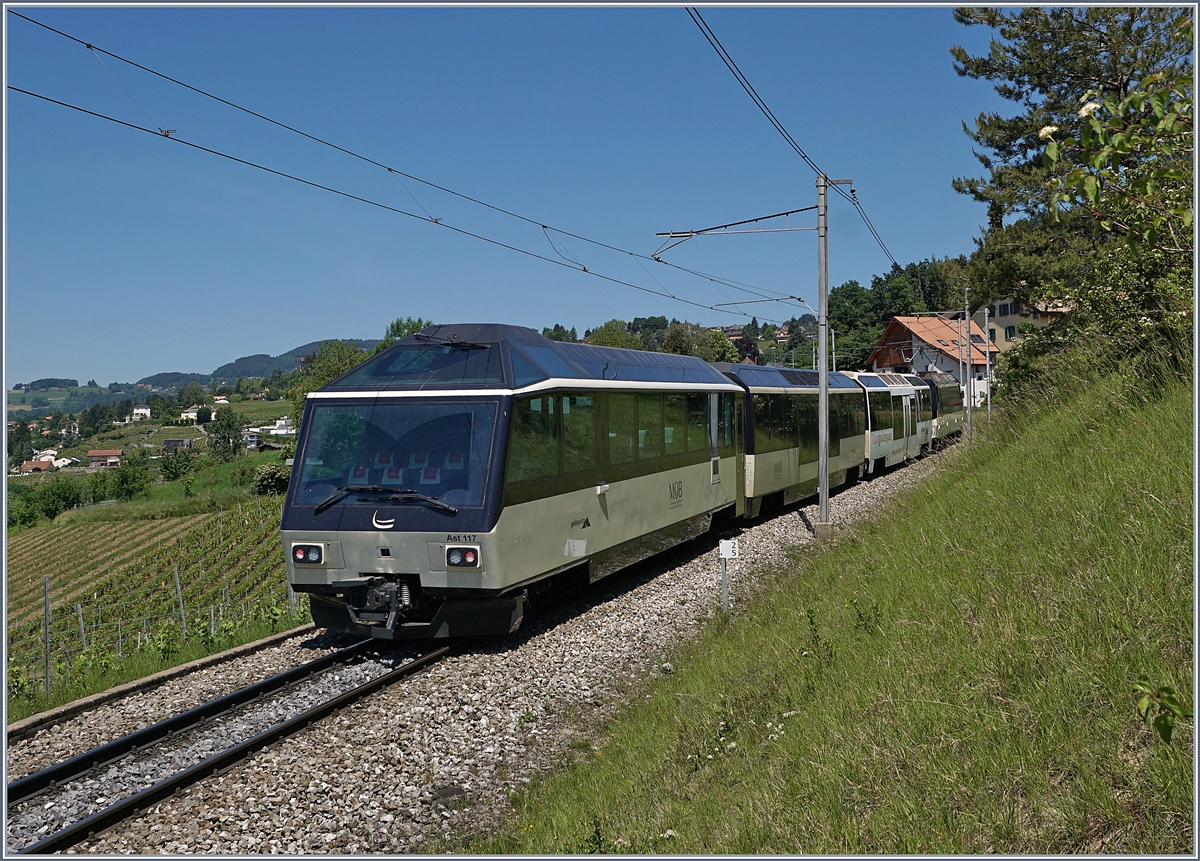 Der MOB Ast 117 in der neuen MOB Farbgebung an einen MOB Panoramic Express auf der Fahrt in Richtung Zweisimmen kurz vor Planchamp.

21. Mai 2020