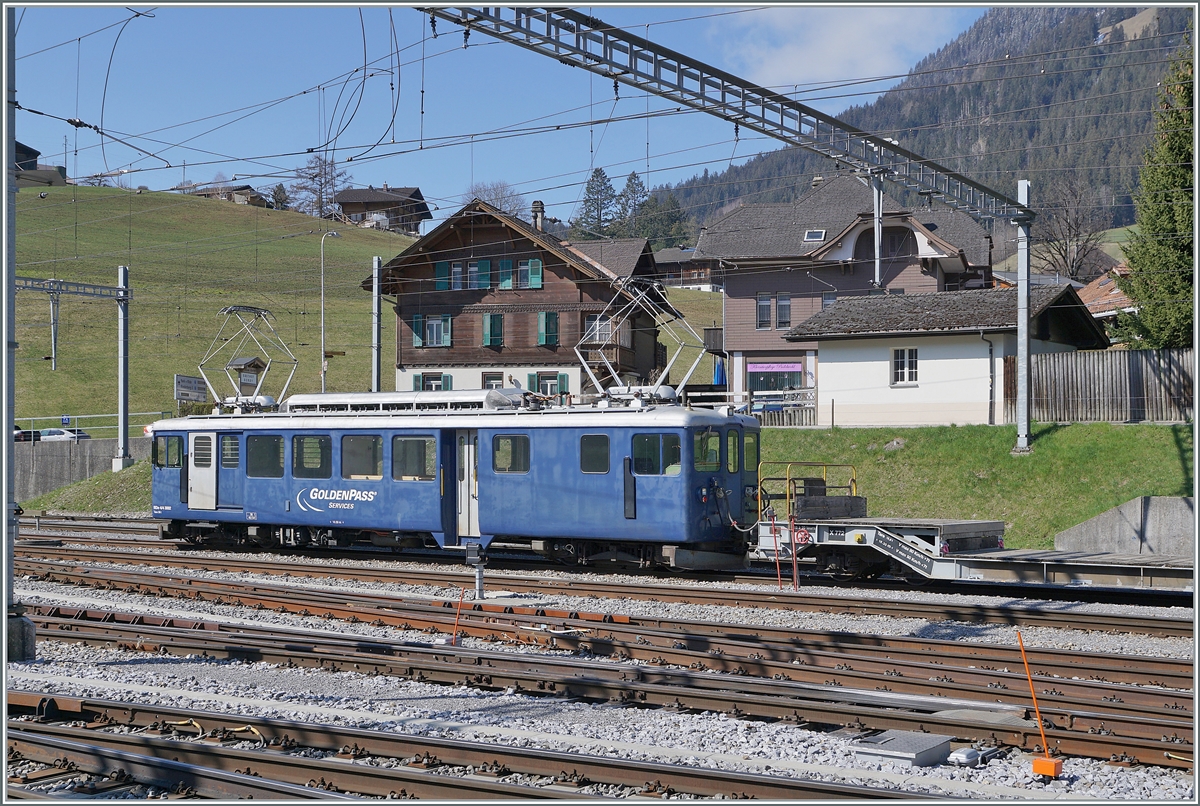 Der MOB BDe 4/4 3002 stellte sich nicht leicht fotografierbar den ganzen Vormittag mit zwei gehoben Stromabnehmern in Zweisimmen in Szene. 

14. April 2021 