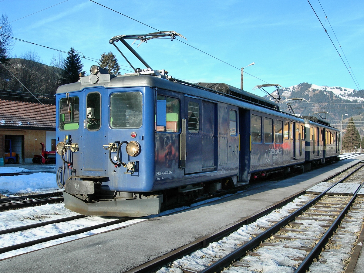 Der MOB BDe 4/4 3006 und eine weiterer im noch nicht umgebauten Bahnhof von Gstaad.
15. Jan. 2007