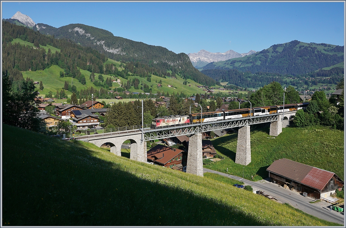 Der MOB GDe 4/4 6006  Aigle les Mureilles  überquert mit seinem GoldenPass Panoramic die 109 Meter lange Grubenbach Brücke kurz vor der Ankunft in Gstaad. 

2. Juni 2020