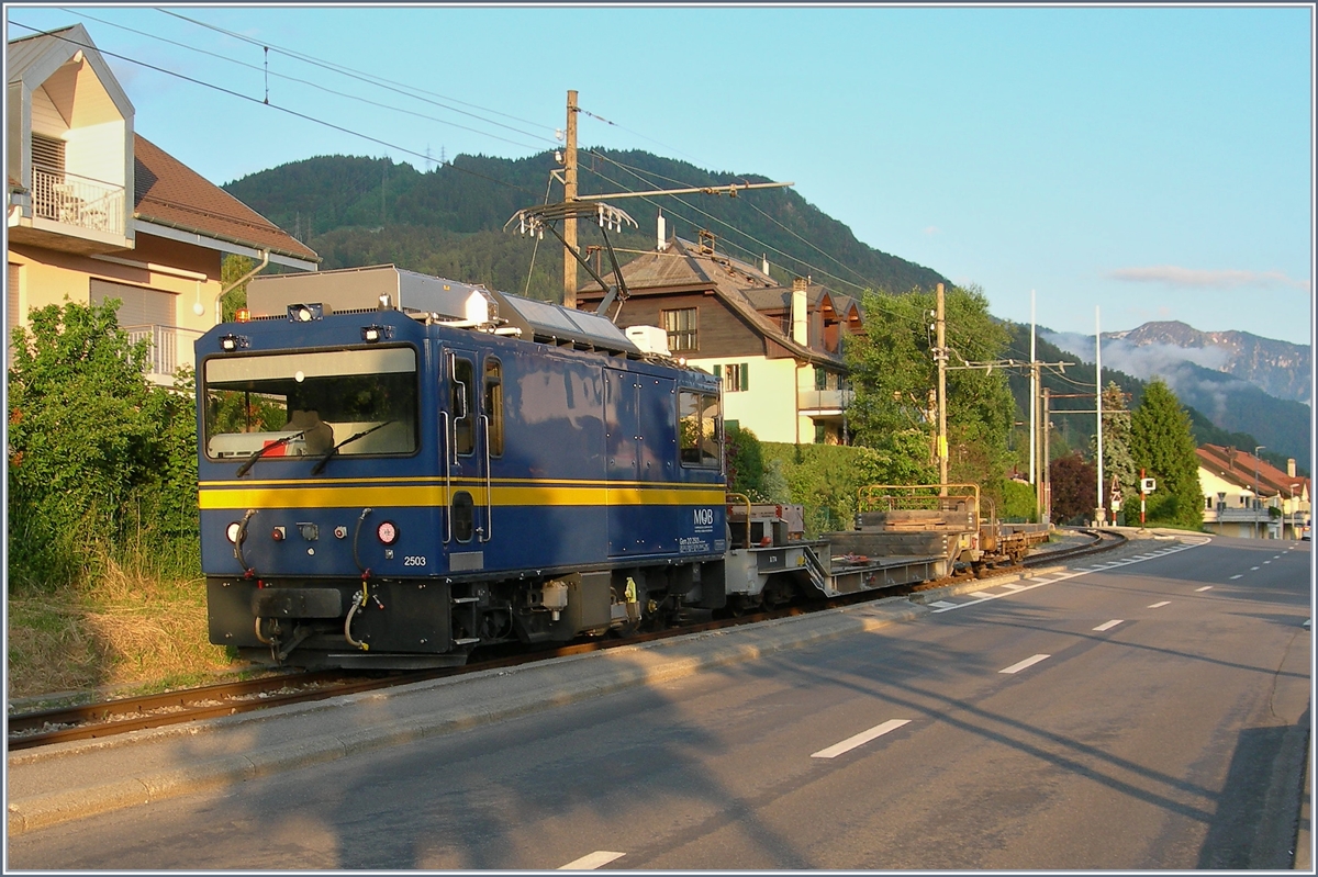 Der MOB Gem 2/2 2503 ist mit einem Dienstzug bei der Bahnhofseinfahrt von Blonay auf der Strecken von Chamby abgestellt und wird wohl für die nächtlichen Gleisarbeiten zum Einsatz kommen.
6. Juni 2019