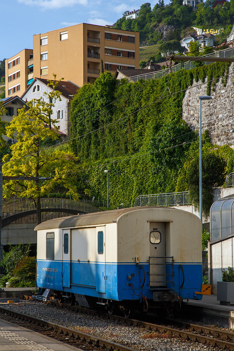 Der MOB vierachsige 2. Klasse Personenwagen mit Gep�ckabteil MOB BD 33 (bzw. Gep�ckwagen mit Personenabteil) abgestellt am 26.05.2023 beim Bahnhof Montreux. Der Wagen ist im alten „cr�me – blau“ und tr�gt nach die Anschrift „MOB - Golden Panoramic Line“. 

Der Wagen entstand 1999 durch Umbau aus dem PTT Postwagen D 33, ex PTT Z 33, und geht 1999 in den Besitz der MOB (Montreux Oberland Bernois / Montreux-Berner Oberland-Bahn), zuvor war er Eigentum der PTT (Schweizerische Post). Die Inneneinrichtung des Wagens wurde entfernt, im ehemaligen B�roteil wurde ein Personenabteil mit zwei gro�en Fenstern eingebaut, es hat f�nf bequeme Klappsitze oder Platz f�r bis zu sechs Rollst�hle. Das Personenabteil ist nur f�r Behinderte und ihre Begleiter zug�nglich. Einsatz f�r Rollstuhltransporte, als Velowagen oder bei Ausfall eines BD 204 - 206. Ab 2010 kam er als K�chenwagen im  Meurtre-Myst�re   zum Einsatz.

Der Ursprung des Wagens geht ist Jahr 1924 zur�ck, f�r den Bau des PTT Z 33 wurde das Unter-/Fahrgestellt des ehem. Von SWS gebauten AB⁴ 85 (ab 1956 A⁴ 85) verwendet.

TECHNISCHE DATEN:
Hersteller: MOB / FFA / SIG
Spurweite: 1.000 mm (Meterspur)
Achsanzahl: 4 (in 2 Drehgestellen)
L�nge �ber Puffer: 13.100 mm 
H�he: 3.380mm
Breite: 2.680 mm
Drehzapfenanstand: 7.800 mm
Achsabstand im Drehgestell: 1.800 mm
Drehgestell Typ: SIG- Torsionsstab
Laufraddurchmesser: 750 mm (neu)
Eigengewicht: 17,2 t (urspr�nglich 14 t)
H�chstgeschwindigkeit: 80 km/h
Sitzpl�tze: 5 (in der 2. Klasse) 
Ladegewicht: 2,8 t (urspr�nglich 7,5 t)

Quellen: x-rail.ch

