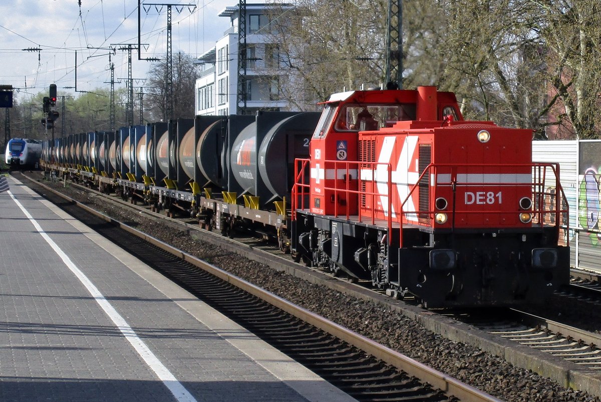 
Der M�llzug mit DE 81 passiert am 10 April 2017 in K�ln S�d.