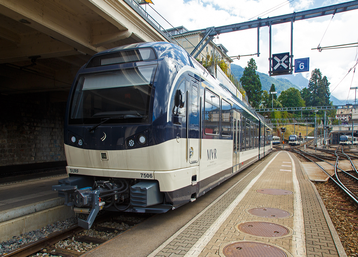 
Der MVR 7506 SURF bzw. Stadler SURF ABeh 2/6 7506 der MVR (Transports Montreux–Vevey–Riviera) am 16.09.2017 Montreux.

Unter der Leitung der GoldenPass-Gruppe hat die Transports Montreux–Vevey–Riviera  (MVR) im März  2013 bei Stadler 8 dieser neuen Triebfahrzeuge des Typs ABeh  2/6 für den gemischten Adhäsions-  und  Zahnradbetrieb bestellt. Sie basieren teilweise auf der Technik der Stadler  Gelenktriebwagen GTW 2/6. 

Die wartungsfreundliche Meterspurbahn ist für eine maximale Betriebsgeschwindigkeit von 60 km/h vorgesehen. Die hellen und bequemen Fahrgasträume sind mit moderner Sicherheitstechnik  ausgestattet und machen die Reise zu einem angenehmen Erlebnis. Der Zug bietet 106 Sitzplätze, davon 12 in der 1.Klasse. Die variablen Multifunktionsabteile in den Einstiegsbereichen können an die  saisonalen Bedürfnisse angepasst werden.  Der ergonomische und  bequeme Führerraum mit separatem  Zugang trägt den Anforderungen des Personals Rechnung.  MVR vereinheitlicht mit dieser Bestellung die  Fahrzeugflotte und optimiert somit auch die Instandhaltung.

Technische Merkmale:
Wagenkasten aus Aluminium-Strangpressprofilen für einehöhere Lebensdauer und leichtere Instandhaltung bei gleichzeitig geringerem Fahrzeuggewicht.
Luftgefederte Drehgestelle sorgen für noch mehr Komfort und eine verbesserte Laufruhe.
Leistungsstarke elektrische Rekuperationsbremse.
Modernste Elektronik für die Fahrzeugsteuerung.
Mehrfachtraktion von bis zu drei Zügen möglich.

TECHNISCHE DATEN:
Fahrzeugbezeichnung: ABeh 2/6
Anzahl Fahrzeuge: 8
Inbetriebsetzung: 2016
Spurweite: 1.000 mm
Achsanordnung: 2’Bo’2’
Länge über Puffer: 39.234 mm
Fahrzeugbreite:  2.650 mm
Fahrzeughöhe: 3.852 mm
Achsstand Motordrehgestell: 2.480 mm
Achsstand Laufdrehgestell: 1.900 mm
Treibraddurchmesser (neu): 798 mm
Laufraddurchmesser (neu): 700 mm
Speisespannung:  960 VDC
Leistung: 900 kW
Max. Zugkraft Adhäsion: 70 kN
Max. Zugkraft Zahnrad: 135 kN
Anfahrtsbeschleunigung max.1,3 m/s²
Höchstgeschwindigkeit Zahnrad, bei einem Gefälle von 200 ‰: 20 km/h talwärts / 30 km/h bergwärts
Höchstgeschwindigkeit Adhäsion (zulässige Höchstgeschwindigkeit): 60 km/h
Sitzplätze:  1. Klasse 12 / 2. Klasse  63 und 31 Klappsitze  
Stehplätze (4 Pers./m²): 65
Fußbodenhöhe: Niederflur 400 mm / Hochflur  980 mm
Einstiegbreite: 1.300 mm
Kasten-Längsdruckkraft: 800 kN

Quelle: Stadler Rail