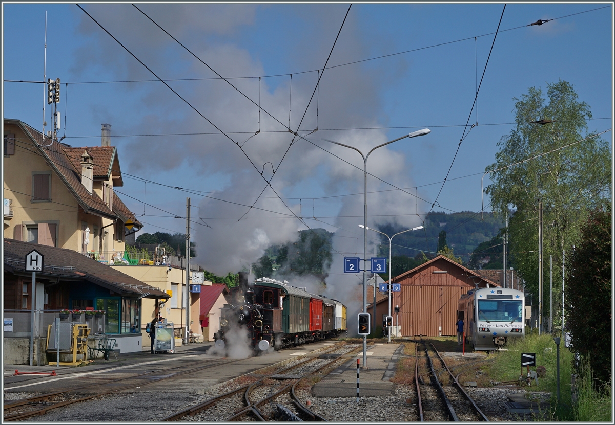 Der nach Vevey abfahrende erste Riviera Bell Epoque Zug dampft und raucht, dass es eine wahre Freude ist.
15. Mai 2016