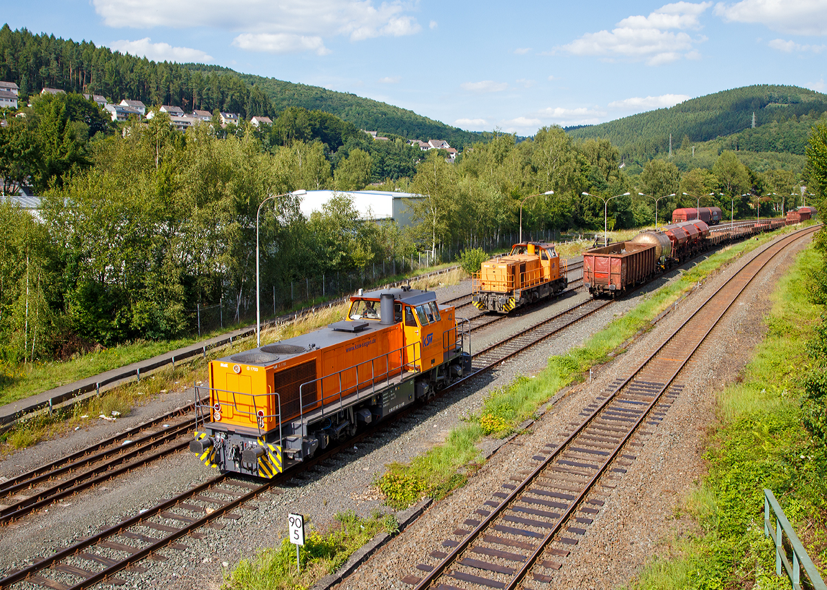 
Der nachmittägliche Güterverkehr in Herdorf (07.08.2017): Vorne die KSW 42 (92 80 1277 902-3 D-KSW) der Kreisbahn Siegen-Wittgenstein (KSW), eine Vossloh MaK G 1700 BB, hat gerade einige Güterwagen abgekoppelt. Hinten wartet die KSW 44 (92 80 1271 004-4 D-KSW) der KSW (Kreisbahn Siegen-Wittgenstein), eine MaK G 1000 BB, sie wird den Übergabezug via Betzdorf nach Kreuztal bringen.