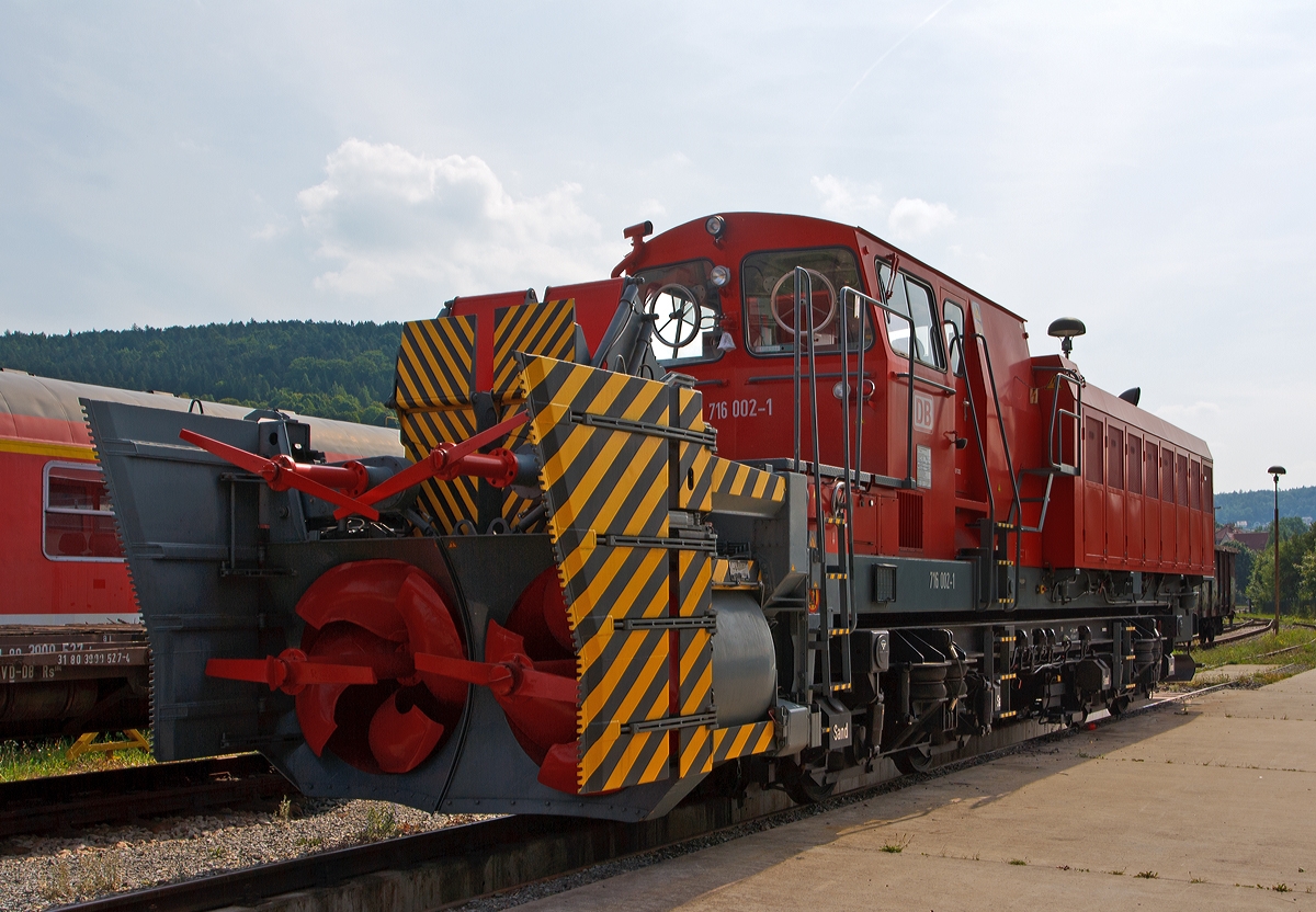 Der n�chste Winter kann kommen...
 
Die selbstfahrende Schneeschleuder 716 002-1 der DB Netz AG steht am 24.08.2013, mit erledigter Revision, im Dampflokwerk Meiningen (DLW). 
Diese Schneeschleuder wurde 1993 von Beilhack als Typ HB 1600 S unter der Fabrik Nr. 131 gebaut, die Drehgestelle wurden von Kaelble-Gmeinder in Mosbach bezogen, das hydrodynamische Getriebe stammt von Voith in Heidenheim und das Schleuderaggregat von Beilhack in Rosenheim (Aebi Schmidt Deutschland GmbH). Die beiden gebauten Fahrzeuge wurden im DB-Werk in Meiningen (RAW Meinigen. seit 1996 Dampflokwerk Meiningen) zusammengebaut, welches auch den Fahrzeugrahmen und Fahrzeugaufbau herstellte.

Die Baureihe 716 der Deutschen Bahn AG ist eine selbstfahrende Hochleistungs-Schneeschleuder. Sie wurde speziell f�r die Neubaustrecke zwischen Hannover und W�rzburg beschafft, wo ein Schneer�umfahrzeug ben�tigt wurde, welches schnell am Einsatzort ist und eine hohe Arbeitsgeschwindigkeit erreicht.
Bei einer Schneeh�he von 50 cm wird eine R�umgeschwindigkeit von 25 km/h erreicht. Die R�umbreite liegt bei 5,54 m, der Schnee wird 40 m weit geworfen. Die R�umbreite ist dem Umstand zuzuschreiben, dass auf der Neubaustrecke einen Gleismittenabstand von 4,7 Metern besteht. Die R�umbreite wird durch Rafferbleche erreicht, die sich au�en an den Schleuderaggregaten befinden und hydraulisch ausfahrbar sind. Zus�tzlich ist ein Spurpflug (Spurprofil- sowie Spurrillenr�umer) vorhanden. 
Der Aufbau ist um 180 � drehbar, um die Arbeitsrichtung schnell wechseln zu k�nnen.
Bei Auslieferung galten die Schneeschleudern mit einer R�umleistung von 16.000 Tonnen Schnee pro Stunde als die leistungsf�higsten Schneeschleudern auf der Schiene: „…, die hinsichtlich Geschwindigkeit und R�umleistung alle bisherigen Schneer�umfahrzeuge von Eisenbahnen weltweit in den Schatten stellt.“ (Schweizer Eisenbahn-Revue 5/1994)
Schneeschleuder drei Zw�lfzylinder-Dieselmotoren von Daimler-Benz. Einer mit 630 kW Leistung f�r den Fahrantrieb, dieser treibt �ber Drehmomentwandler und Gelenkwellen die Achsgetriebe aller vier Rads�tze an. Zwei mit je 600 kW Leistung treiben �ber je ein Zahnradgetriebe die Schleudereinrichtungen an. 




Technische Daten: 
Indienststellung:  April 1994      
Achsfolge:  B'B' 
Spurweite: 1.435 mm (Normalspur)     
L�nge �ber Alles: 16.500 mm
Eigengewicht: 80 t
Zul. Anh�ngelast: 50 t
Zur Mitfahrt zugel. Personen: 6
Leistung: 1 x 630 kW Fahrantrieb und 2 x 600 kW 
Antrieb:  hydromechanisch    
R�umgeschwindigkeit: 1 bis 80 km/h
H�chstgeschwindigkeit: 120 km/h (laut Anschriftentafel Hg. 90 km/h)

