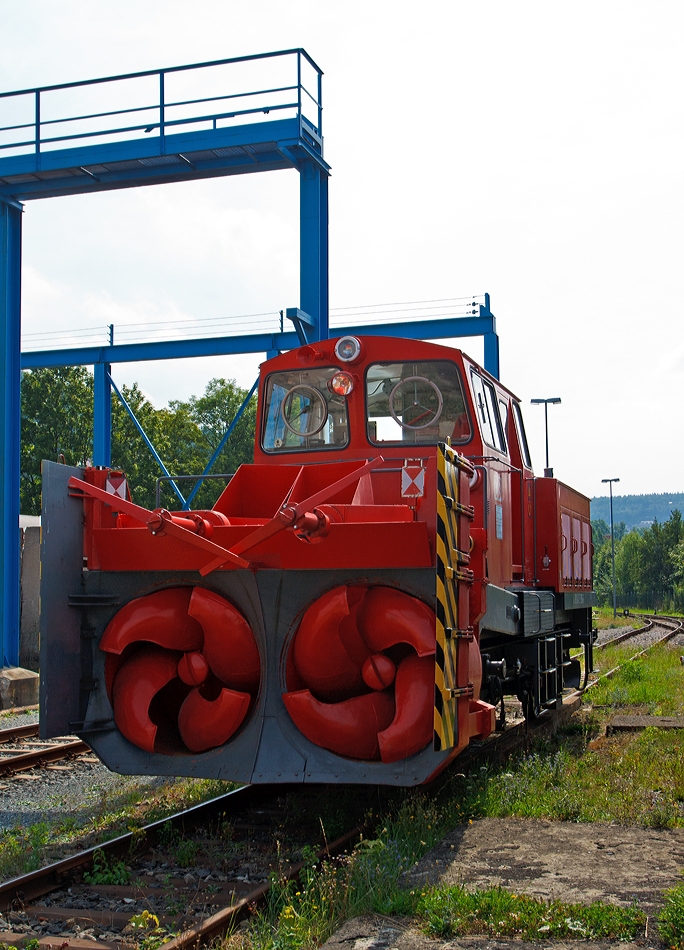 Der n�chste Winter kann kommen...

Schneeschleuder der Baureihe 832, der DB Netz AG, Schweres Nebenfahrzeug Nr. 40 80 947 5 196-8,  steht am 24.08.2013, mit erledigter Revision, im Dampflokwerk Meiningen (DLW).

Diese Schneeschleuder wurde 1974 von Beilhack als Typ HB 600  unter der Fabrik Nr. 68 gebaut. Die Schnee-Schleudereinrichtungen werden von zwei eingebauten Dieselmotoren angetrieben, der Fahrantrieb erfolgt durch eine separate Lok. 
Der Aufbau ist um 180 � drehbar, um die Arbeitsrichtung wechseln zu k�nnen. 

Technische Daten: 
Achsanzahl: 2
Spurweite: 1.435 mm (Normalspur)     
L�nge �ber Alles: 12.000 mm
Achsabstand: 5.000 mm
Eigengewicht: 32 t
Zul. Anh�ngelast: -
Zur Mitfahrt zugel. Personen: 6
H�chstgeschwindigkeit: 80 km/h urspr�nglich 90 km/h (vorangestellt 50 km/h)
R�umgeschwindigkeit: 0,5 km/h bis zu 25 km/h
R�umleistung (t/h)  max. 7.800
