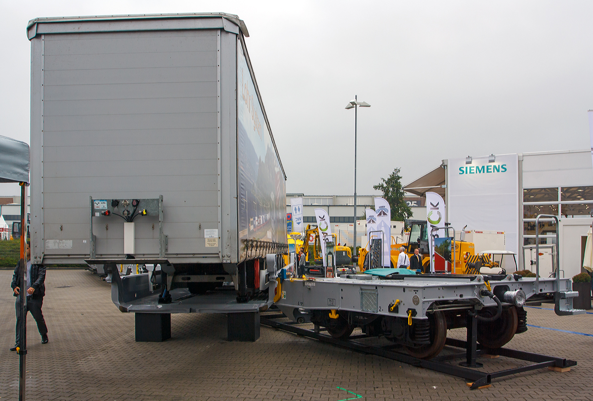Der neue Lohr Taschenwagen der Gattung Sdmrs, ein Endwaggon UIC 1 der  3. Generation (33 87 4978 000-9 F-LOHR TEN) pr�sentiert auf der InnoTrans 2014 in Berlin (26.09.2014). 

Hier in der Belade- bzw. Entladeposition.
