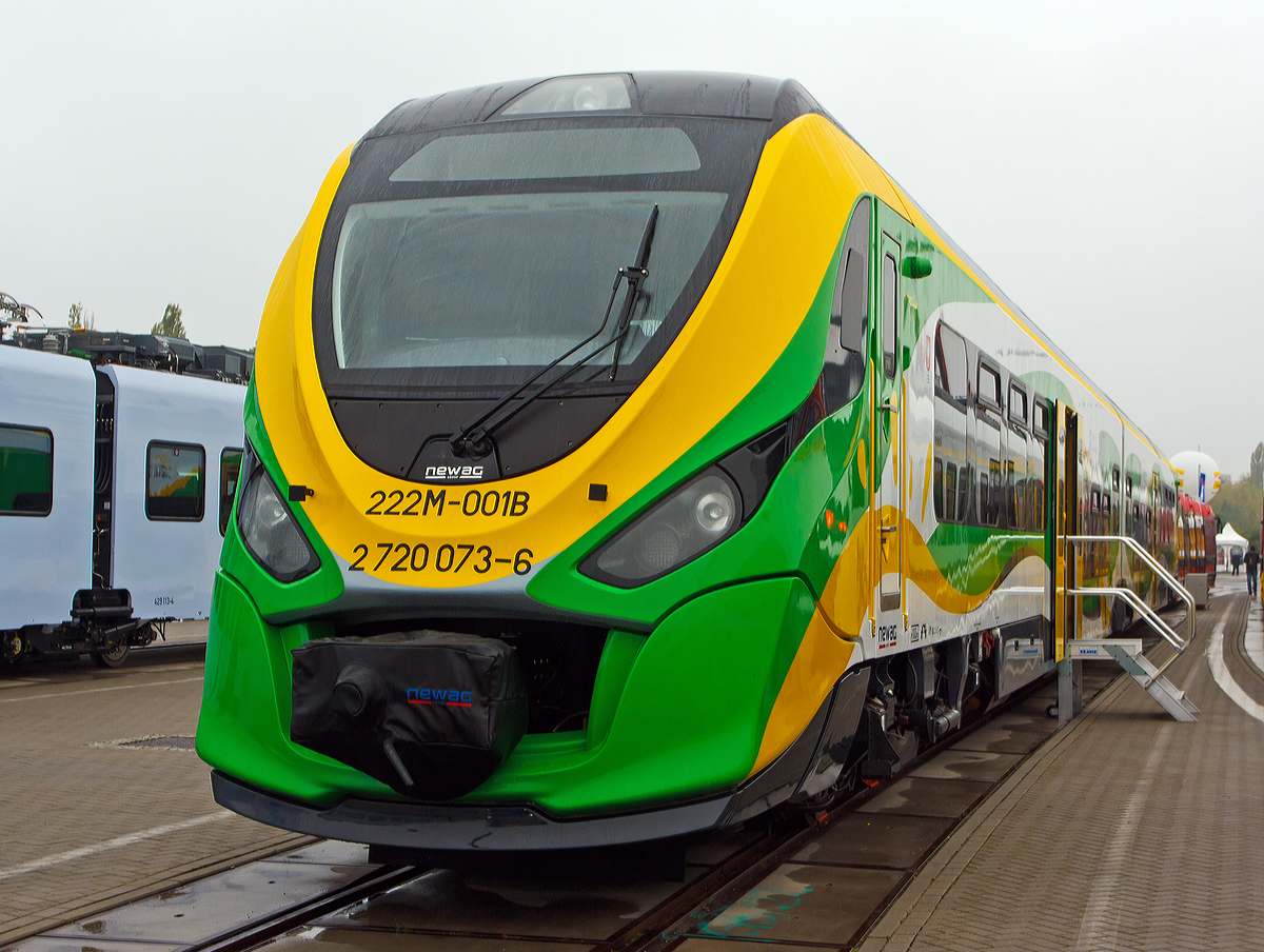 
Der neue zweiteilige Newag Dieseltriebwagen 222M für die Koleje Mazowieckie (deutsch Masowische Eisenbahnen) wurde von NEWAG Spółka Akcyjna auf der InnoTrans 2014 (hier am 26.09.2014) präsentiert. Hier war es, mit 222M-001 (95 51 2 720 072-8 / 95 51 2 720 073-6) der erste für Koleje Mazowieckie produzierte Zug. Es soll auch eine dreiteilige Variante angeboten werden. Für mich ein sehr gelungener Dieseltriebzug.

Weitere Informationen: http://hellertal.startbilder.de/bild/deutschland~museen-und-ausstellungen~inno-trans-2014/383643/der-neue-zweiteilige-newag-dieseltriebwagen-222m.html
