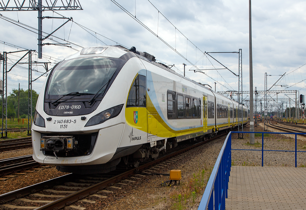 Der Newag Impuls ED 78-016, bzw. ein Newag Impuls 31WE der Przewozy Regionalne (Lubuskie) f�hrt am 25.06.2017 als R-70405 im den Hauptbahnhof Posen (Poznań Gł�wny9 ein. 

Der Impuls wurde 2015 von Newag unter der Fabriknummer 31WE-026 gebaut. Er hat die NVR-Nummern 94 51 2 140 680-1 PL-PREG 1151, 94 51 2 140 681-9 PL-PREG 1151, 94 51 2 140 682-7 PL-PREG 1151 und 94 51 2 140 683-5 PL-PREG 1151

Der Impuls ist ein Elektrotriebwagen des polnischen Herstellers Newag f�r den Regionalverkehr, der seit 2011 hergestellt wird. Sie werden als zwei- bis sechsteilige Triebz�ge angeboten. So gibt es sie als Typ 31WE (wie hier vierteilig), 35 WE (sechsteilig), 36WE (dreiteilig), 37WE (zweiteilig) und als 45WE (f�nfteilig).

Der Vorg�nger des Newag Impuls, der Newag 19WE, war die erste Eigenkonstruktion des Herstellers Newag. Es wurden jedoch nur vier Z�ge hergestellt. Grund f�r die geringe Nachfrage war, dass der 19WE ein reines Hochflurfahrzeug ist. Als Konsequenz entwickelte Newag den Impuls als Fahrzeug mit Niederflureinstieg. Erster Kunde war die SKM Warschau, es folgten viele Bestellungen weiterer Bahnbetriebe in Polen. Somit sind die Triebz�ge vom Typ Impuls heute in weiten Teilen Polens anzutreffen. Mit der Bestellung der italienischen Bahngesellschaft Ferrovie del Sud Est konnte Newag im Jahr 2015 den ersten Auftrag aus dem Ausland entgegennehmen.

Mit Serienfahrzeugen des Impuls wurden mehrfach Schnellfahrversuche auf der Bahnstrecke Grodzisk Mazowiecki–Zawiercie durchgef�hrt. Diese Schnellfahrstrecke erlaubt fahrplanm��ig eine Geschwindigkeit von 200 km/h. Im Februar 2013 erreichte ein Impuls 31WE der Koleje Dolnośląskie eine Geschwindigkeit von 211,6 km/h und im August 2015 erreichte ein Impuls 45WE der Koleje Mazowieckie eine Geschwindigkeit von 226 km/h.

In der Regel werden die Drehgestelle an den Fahrzeugenden angetrieben mittels Drehstrom-Asynchronmotoren angetrieben, die eine Bremsenergier�ckgewinnung erm�glichen. W�hrend sich dazwischen die Laufdrehgestelle verteilen, die als Jakobs-Drehgestelle ausgef�hrt sind worauf sich die Wagenteile jeweils abst�tzen. Eine Ausnahme bildet die sechsteilige Version, bei ihr werden auch zwei Drehgestelle in der Zugmitte angetrieben. 
Allen Konfigurationen gemein ist die im Regelbetrieb erreichbare H�chstgeschwindigkeit von 160 km/h (Konstruktiv m�glich 176 km/h). 

Der hier gezeigte Impuls 31WE (ED78) ist mit zwei Motordrehgestellen und drei Jacobs-Drehgestellen (Achskonfiguration Bo'2'2'2'Bo ') ausgestattet. Es wird von vier Fahrmotoren mit einer Gesamtleistung von 2000 kW angetrieben. Die Zuggesamtl�nge einschlie�lich Kupplungen betr�gt 74.400 mm und die L�nge des Fahrgastraums betr�gt 59.600 mm. Er kann 436 Passagiere bef�rdern, darunter 208 sitzende Passagiere. 

TECHNISCHE DATEN des Impuls 31 WE (ED78): 
Spurweite: 1.435 mm
Achsanordnung: Bo’2’2’2’Bo’
L�nge �ber Kupplung: 74.400 mm
Fahrzeugbreite: 2.840 mm
Fahrzeugh�he: 4.150 mm
Eigengewicht: 136 t
Dienstgewicht: ca. 172 t
Triebraddurchmesser: 840 mm (neu) / 790 mm (abgenutzt)
Antrieb: 4 x 500 kW = 2.000 kW Nennleistung
Motorentyp:  4 Drehstrom-Asynchronmotoren
Stromsystem: 3000 V DC
Anfahrzugkraft: 185 kN
H�chstgeschwindigkeit: 160 km/h(technisch M�glich 176 km/h)
Beschleunigung: 1,0 m/s� (0 bis 40km/h)
Bremsverz�gerung: 0,8 m/s� Betrieb / 1 m/s� Schnellbremsung
Kupplung: Scharfenbergkupplung (Schaku) Typ 10
