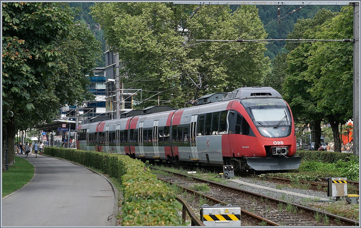 Der ÖBB ET 4024 068-8 verlässt Bregenz Richtung Lindau und erreicht in Kürze Bregenz Hafen, welches im Hintergrund bereits zu sehen ist.
10. Juli 2017