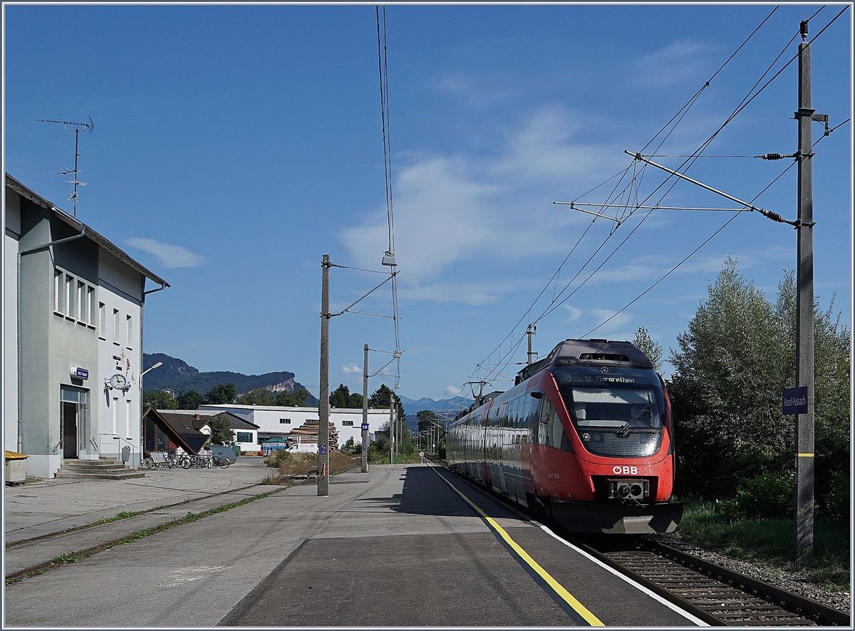 Der ÖBB ET 4024 102-8 als Regionalzug von Bregenz nach St.Margrethen beim Halt in Hard-Fussach.

16. Sept. 2019