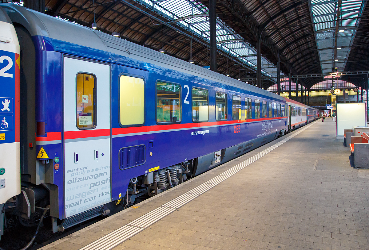 
Der ÖBB Nightjet Sitzwagen A-ÖBB 73 81 21-91 114-8 Bmz, ein druckertüchtigter Eurofima-Wagen, am 20.05.2018 im Bahnhof Basel SBB.

Der Sitzwagen entstammt aus der Serie von 92 druckertüchtigten Abteilwagen (Bmz 73 81 21-91 100 bis 191), die von 1989 bis 1992 von SGP Graz geliefert wurden. Alle Sitzwagen haben Abteile mit sechs Plätzen, die bei Nacht in eine Liegefläche umgewandelt werden können.

TECHNISCHE DATEN:
Spurweite: 1.435 mm
Länge über Puffer: 26.400 mm
Drehzapfenabstand: 19.000 mm
Achsstand (Drehgestell): 2.500 mm 
Wagenkastenbreite: 2.825 mm
Dachhöhe: 4.050 mm
Drehgestelle: Bauart Minden-Deutz MD 522
Raddurchmesser: 920 mm (neu)
Abteillänge: 1.883 mm 
Abteilbreite: 1.880 mm
Gangbreite: 785 mm
Gewicht: 50 t
Höchstgeschwindigkeit: 200 km/h
Sitzplätze: 66 