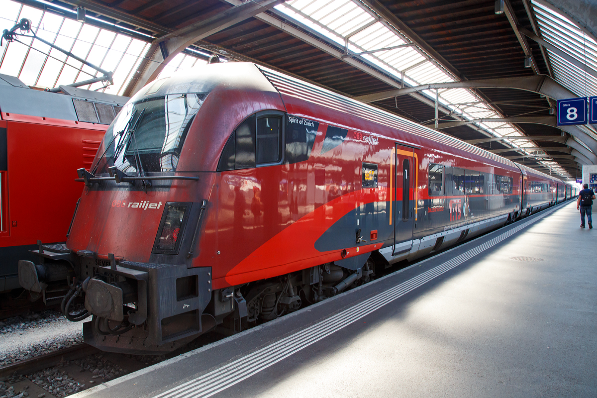 
Der ÖBB-railjet aus Wien hat am 06.06.2015 Zürich HB erreicht, im Vordergrund der Railjet-Steuerwagen A-ÖBB 73 81 80-90 711-0 Afmpz  Spirit of Zurich .