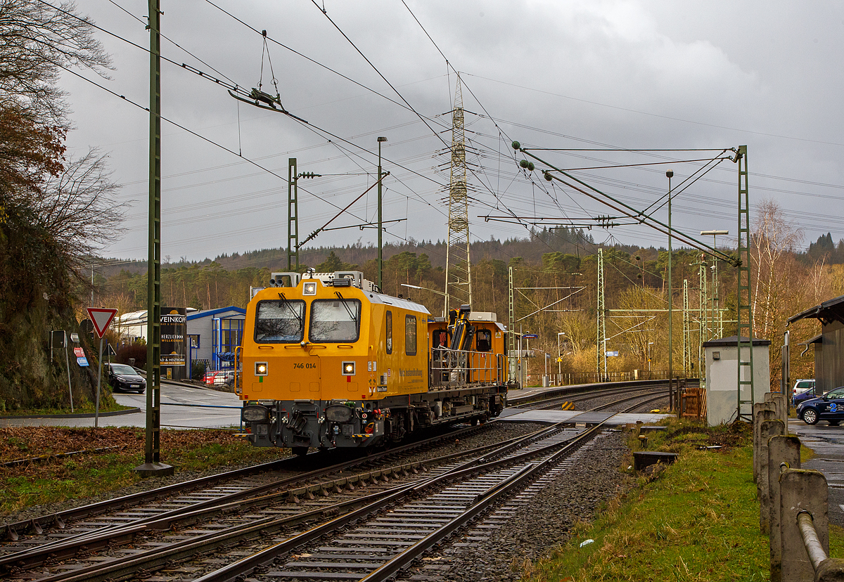Der Orkan „Ylenia“ tobte in der Nacht vom 16. auf 17.02.2022 im Land, der Bahnverkehr ist beeinträchtigt, so war auf die Siegstrecke KBS 460 bei Niederhövels ein Baum auf die Gleise gestürzt. 

Das Gleisarbeitsfahrzeug „Hummel“ 746 014 (99 80 9110 014-4 D-DB), ein neues Plasser & Theurer GAF (der MISS-Plattform) der DB Netz AG (Netz Instandhaltung) ist am 17.02.2022 wieder auf der Rückfahrt von der Störungsstelle bei Niederhövels nach Siegen, hier fährt er durch Scheuerfeld. Das GAF war wohl für die Beseitigung des Baumes zuständig.  

Das Gleisarbeitsfahrzeug (GAF) wurde 2019 von Plasser & Theurer in Linz (Österreich) unter der Fabriknummer 6702 gebaut.
