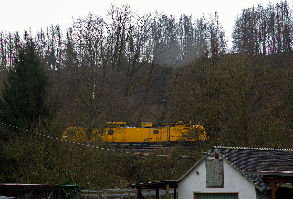 Der Orkan „Ylenia“ tobte in der Nacht vom 16. auf 17.02.2022 im Land, der Bahnverkehr ist beeinträchtigt, so war auf der Siegstrecke KBS 460 bei Niederhövels ein Baum auf die Gleise gestürzt. 

Das Oberleitungsinstandhaltungsfahrzeug 711 201 (99 80 9136 001-1 D-DB) der DB Netz AG, ein Robel 57.44, war am 17.02.2022 an der Störungsstelle bei Niederhövels Vorort. Leider war die Stelle nicht gut zugänglich.

