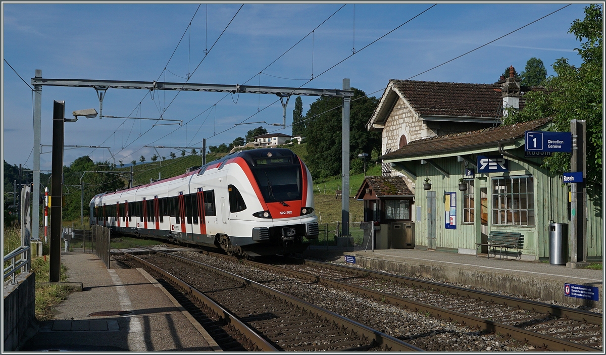 Der RABe 522 202 erreicht von La Plaine kommend die Haltestelle Russin.
20. Juni 2016