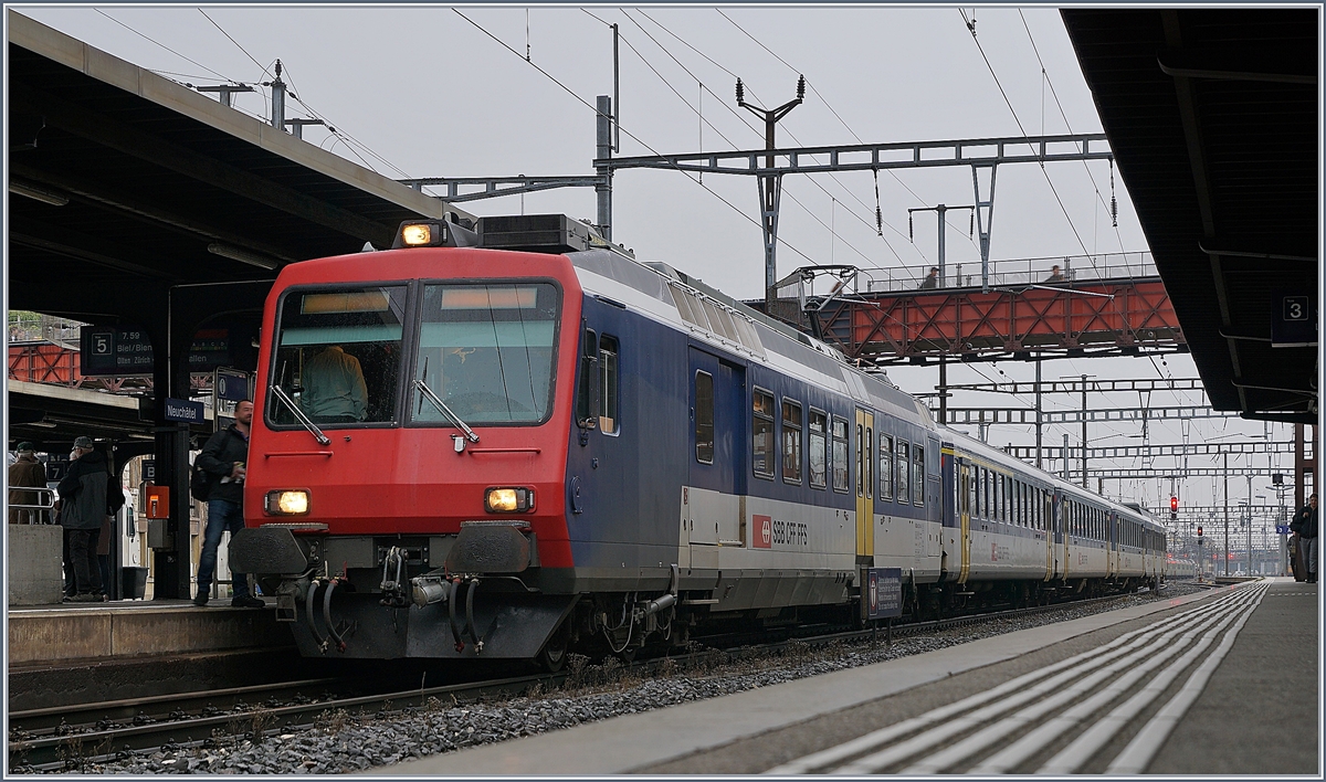 Der RE 18122 von Neuchatel nach Frasne besteht aus den folgenden Fahrzeugen: RBDe 560 004-2, AB 50 85 30-35 603-1, B 5085 20-35 600-9, B 85 20-35 602-5 und Bt 50 85 29-35 952-5.

29. Okt. 2019