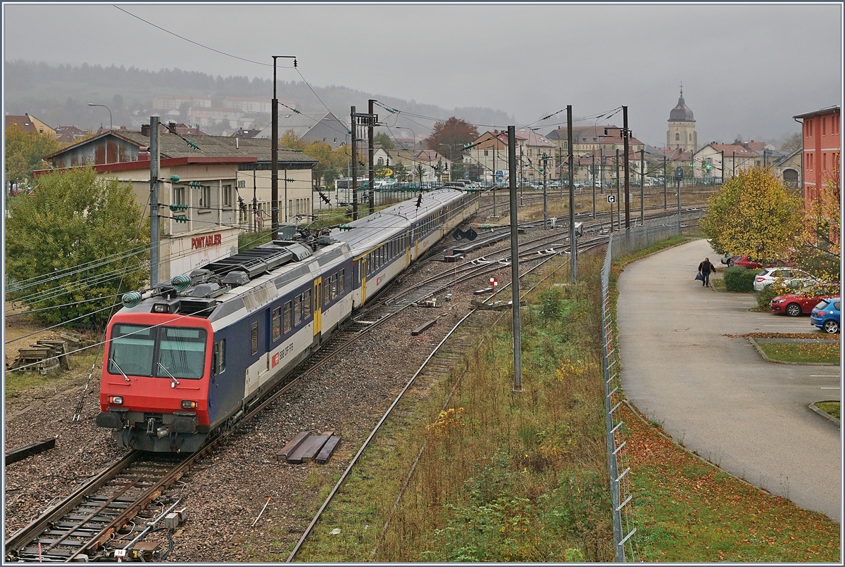 Der RE 18123 von Frasne (10:53) nach Neuchâtel (11:53) erreicht Pontarlier. Der Zug besteht (von hinten nach vorne) aus folgenden Fahrzeugen: RBDe 560 004-2, AB 50 85 30-35 603-1, B 5085 20-35 600-9, B 85 20-35 602-5 und dem führenden Bt 50 85 29-35 952-5.

29. Okt. 2019