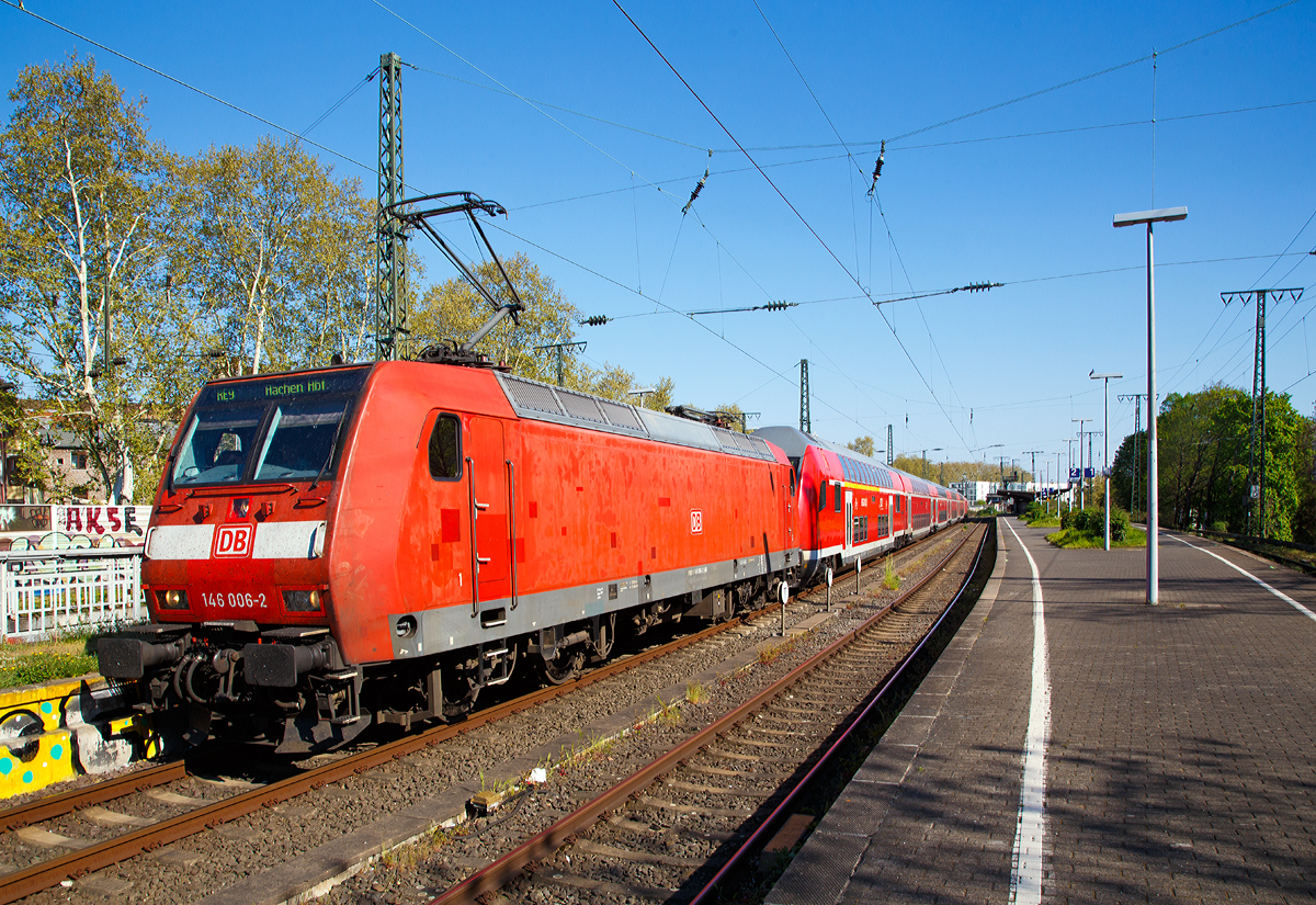 
Der RE 9 (rsx - Rhein-Sieg-Express) Siegen - K�ln - Aachen im Sandwich der Zuglok 146 006-2 und der Schublok 146 002-1 f�hrt am 21.04.2019 (Ostersonntag) vom Bahnhof K�ln S�d weiter in Richtung Aachen. 

Der Sandwich-Verkehr ist noch nicht mal das „Besondere“ sondern die Tatsache das der RE 9 �ber K�ln S�d f�hrt und somit die Halte in K�ln Messe/Deutz und K�ln Hauptbahnhof entfallen. Die Umleitung ist bedingt durch Gleisbauarbeiten auf der Hohenzollernbr�cke.
