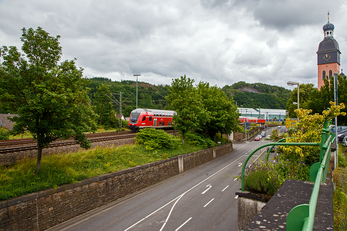 Der RE 9 (rsx - Rhein-Sieg-Express) Siegen - Köln – Aachen verlässt am 15.07.2021 steuerwagenvoraus den Bahnhof Wissen an der Sieg in Richtung Köln. Schublok war die 146 003 (91 80 6146 003-9 D-DB) der DB Regio NRW.