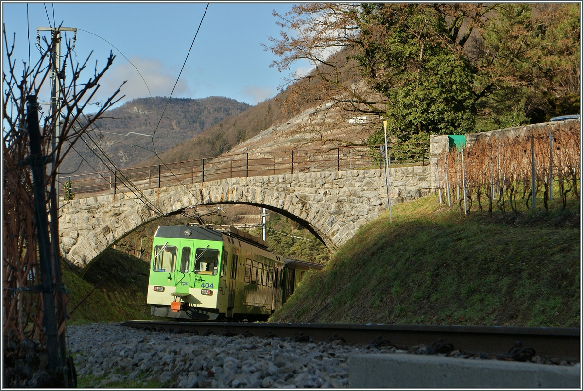 Der Regioalzug 441 verschindet und der Fussgängerbrücke oberhalb von Aigle und wird in Kürze die Rohne-Eben, und damit Aigle errreichen.
4. Jan. 2014
