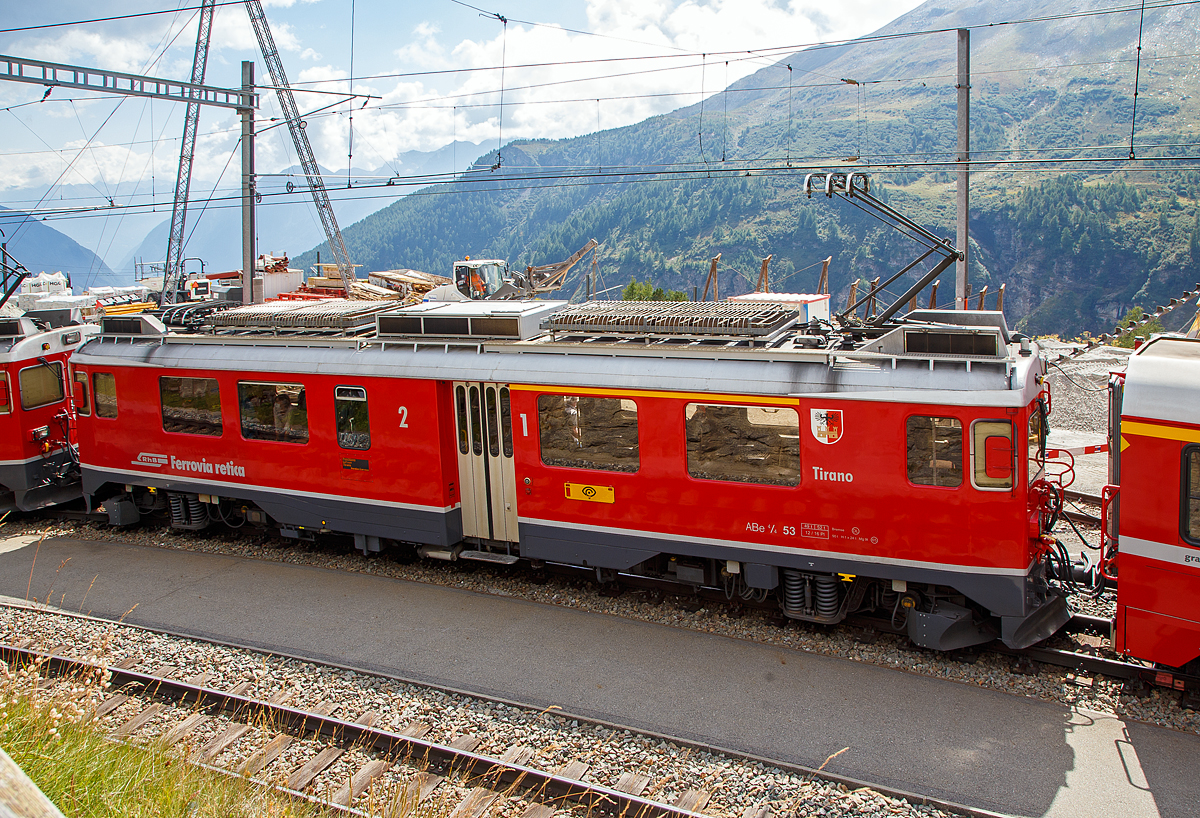 Der RhB ABe 4/4 III - 53  Tirano  Triebwagen am 06.09.2021 mit dem Bernina-Express (BEX) nach Tirano beim Halt in Alp Gr�m, davor war noch der Triebwagen RhB ABe 4/4 III 51  Poschiavo .

Als ABe 4/4 III werden bei der Rh�tischen Bahn (RhB) die 1988 und 1990 beschafften Gleichstrom-Elektrotriebwagen mit den Betriebsnummern 51 bis 56 bezeichnet. Die Schlepptriebwagen werden bei (nur) der Berninabahn eingesetzt, wo sie die Verkehrszunahme bew�ltigen helfen. 

Die von SWA (Schindler Waggon AG in Altenrhein) und BBC (Brown, Boveri & Cie. in Baden) in zwei Serien (1988 und 1990)zu je drei St�ck gebauten und gelieferten Triebwagen waren seinerzeit die ersten RhB-Triebfahrzeuge in Umrichtertechnik mit Drehstrom-Asynchronmotoren. Zudem geh�rten sie weltweit zu den ersten Gleichstromtriebfahrzeugen mit GTO-Thyristoren. Sie sind 65 km/h schnell, 47 Tonnen schwer und waren mit einer Stundenleistung von 1.016 kW bei Ablieferung die st�rksten Gleichstromtriebwagen der RhB. Ihre Anh�ngelast bei 70 Promille Steigung betr�gt 90 beziehungsweise 95 Tonnen, sofern nur Vierachser im Zug sind. Sie weisen zw�lf Sitzpl�tze in der ersten und 16 in der zweiten Klasse auf. Dank Vielfachsteuerung k�nnen sie untereinander und auch mit den �lteren ABe 4/4 II 41–49 sowie Gem 4/4 801–802 in Doppeltraktion fahren, wovon im t�glichen Betrieb reger Gebrauch gemacht wird. Eine Doppeltraktion von zwei ABe 4/4 III hat theoretisch eine Leistungsreserve f�r die Bef�rderung von weiteren 50 Tonnen, da die maximale Zughakenlast von 140 Tonnen auf der Berninabahn nicht �berschritten werden darf.

TECHNISCHE DATEN:
Gebaute Anzahl: 6 (Nummerierung 51 – 56)
Hersteller: SWA / BBC
Baujahre: 1988 und 1990
Achsformel: Bo′Bo′
Spurweite: 1.000 mm
L�nge �ber Puffer: 16.886 mm
Radstand : 13.010 mm
Breite: 2.650 mm
Dienstgewicht: 47 t 
H�chstgeschwindigkeit: 65 km/h
Dauerleistung: 1.016  kW
Anfahrzugkraft: 178 kN
Stundenzugkraft: 108 kN bei 34 km/h
Stromsystem: 1 kV DC (Gleichstrom)
Strom�bertragung: 2 Einholmstromabnehmer
Steuerung:  GTO-Thyristor
Sitzpl�tze: 1. Klasse: 12 / 2. Klasse: 16