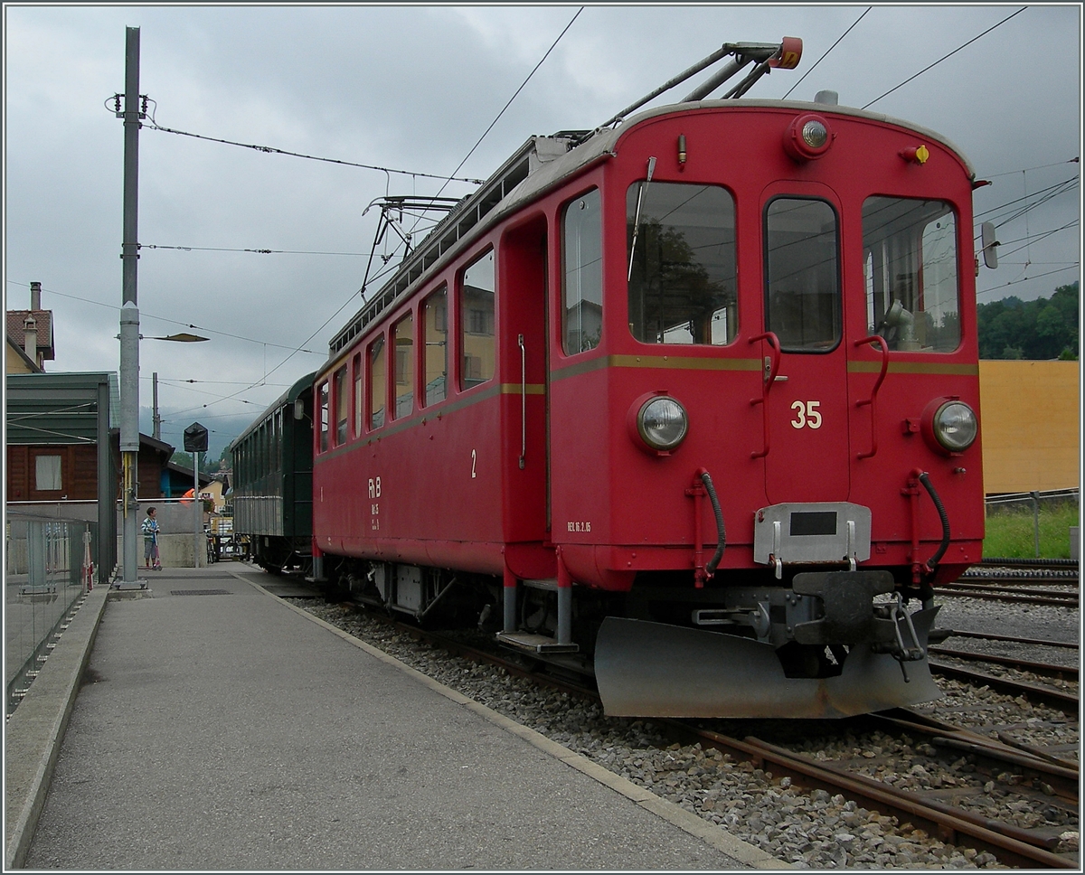 Der Rh.B ABe 4/4 N� 35 mit einem SBB Personenwagen in Blonay. 
27. Juli 2014