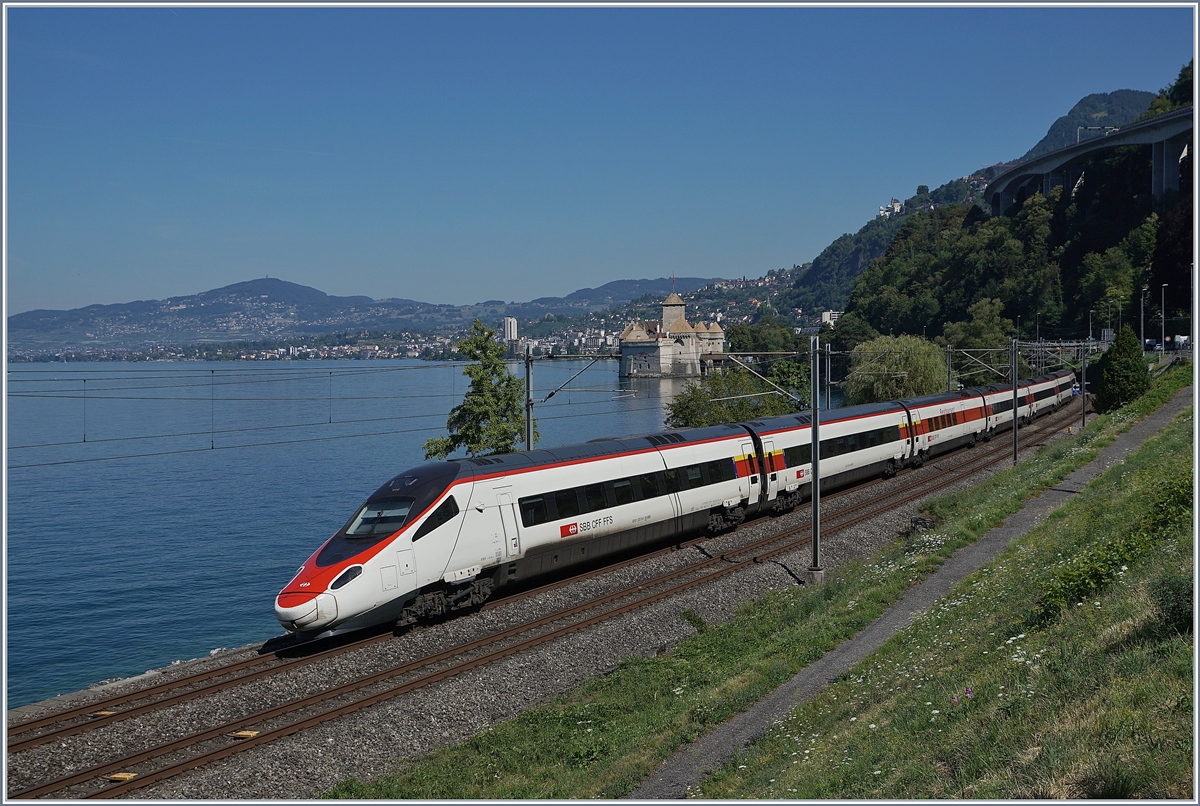Der SABB RABe 503 014-7 (UIC 93 85 1 503 014-7 CH SBB) beim Château de Chillon. Der danke seiner langen Nase (und seinem Entstehungsort)  Pinocchio  genannte Zug hat nun scheinbar Federn bekommen und wird nun  Astoro  genannt, wohl um mit dem  Giruno  gleichzuziehen.
27. Juli 2018  
