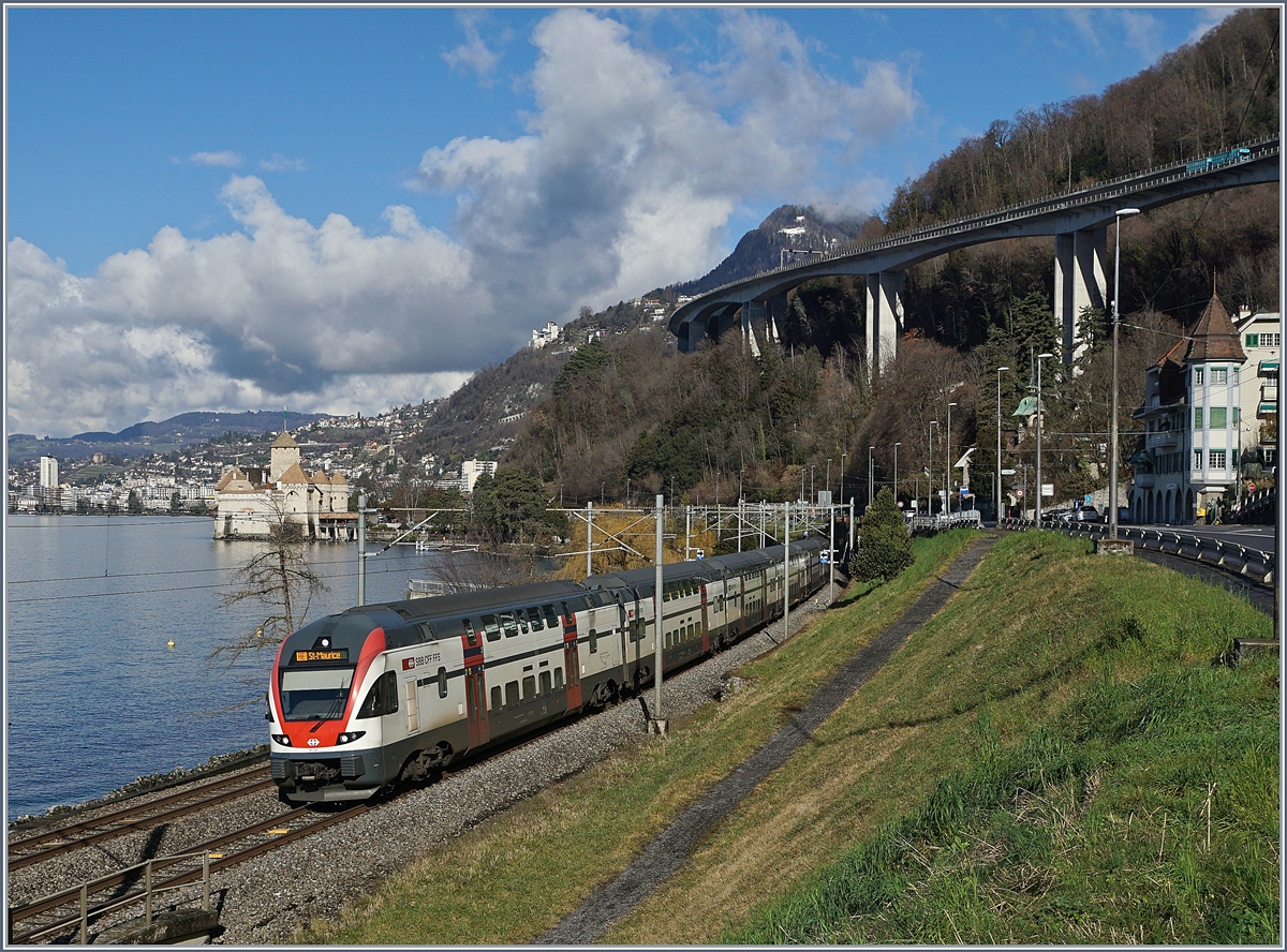 Der SBB CFF RABe 511 021 ist als RE 18425 von Annemasse nach St-Maurice beim Château de Chillon unterwegs. 

5. Februar 2020