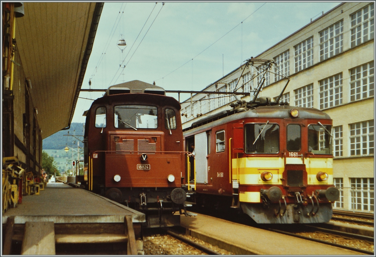Der SBB De 4/4 1661 erreicht mit seinem Regionalzug nach Beromünster Reinach SBB.
22. Juli 1987