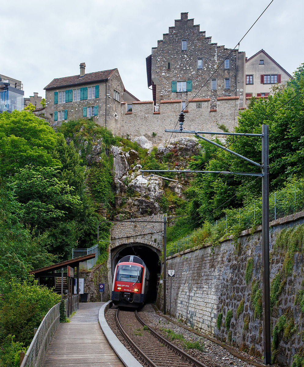 
Der SBB-Doppelstocktriebzug (DTZ) RABe 514 024-9 (ein Siemens Desiro Double Deck) unterquert am 18.06.2016 das Schloss Laufen (am Rheinfall). Erfährt als S 24 der S-Bahn Zürich die Verbindung Schaffhausen – Winterthur – Zürich HB – Zug (SBB).