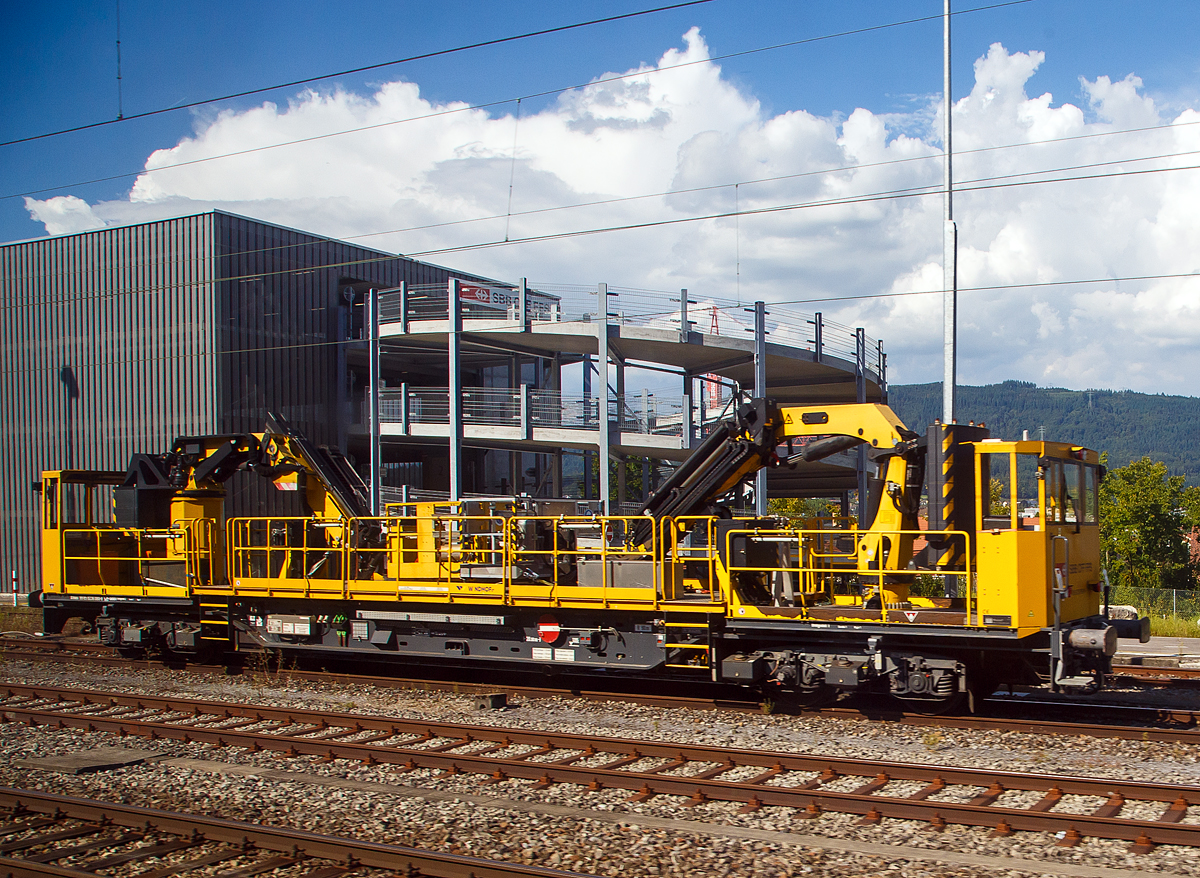 Der SBB Kranwagen “KRANI” XTmass 99 85 92 36 080-9 CH-SBBI (SBB Dienstwagen) der SBB Infrastruktur, ein 4-achsiger Windhoff MPW Multi Purpose Wagon, Trägerfahrzeug mit Kranaufbau und dreiteiliger Arbeitsbühne (mit Twist-Lock-System im 10 Fuss-Raster) steht am 05.09.2021 bei Stein-Säckingen. Aufgenommen aus dem Zug heraus. 

Der Wagen besitzt u.a. eine Palfinger-Arbeitsbühne und einen Palfinger-Ladekran mit ankoppelbaren Arbeitskorb BB 33. Die Steuerung der Arbeitsfahrt ist vom Arbeitskorb aus möglich.

TECHNISCHE DATEN:
Spurweite: 1.435 mm (Normalspur)
Anzahl der Achsen: 4 (Achsformel bei Eigenfahrt unbekannt)
Länge über Puffer: 20.000 mm
Drehzapfenabstand: 13.440 mm
Achsabstand im Drehgestell: 1.800 mm
Max. Eigengeschwindigkeit: 40 km/h
Höchstgeschwindigkeit (geschleppt): 120 km/h
Gewicht: 67,2 t