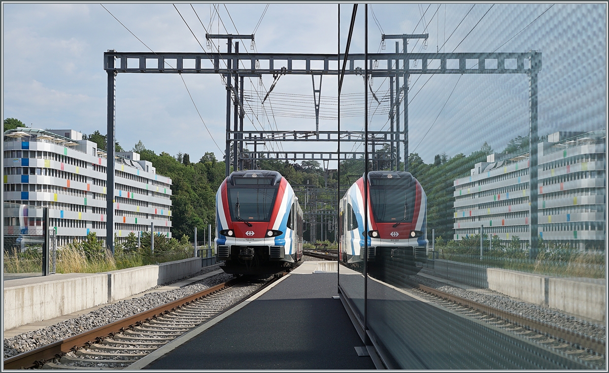 Der SBB LEX RABe 522 214 und sein Spiegelbild erreichen Lancy Pont Rouge. 

28. Juni 2021