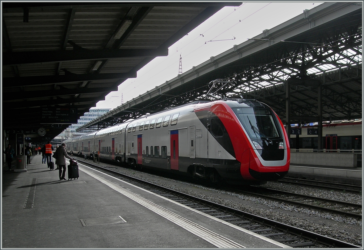 Der SBB RABe 502 - UIC 94 85 0502 203-8 CH-SBB - im leichten Gegenlicht in Lausanne. 
4. März 2016