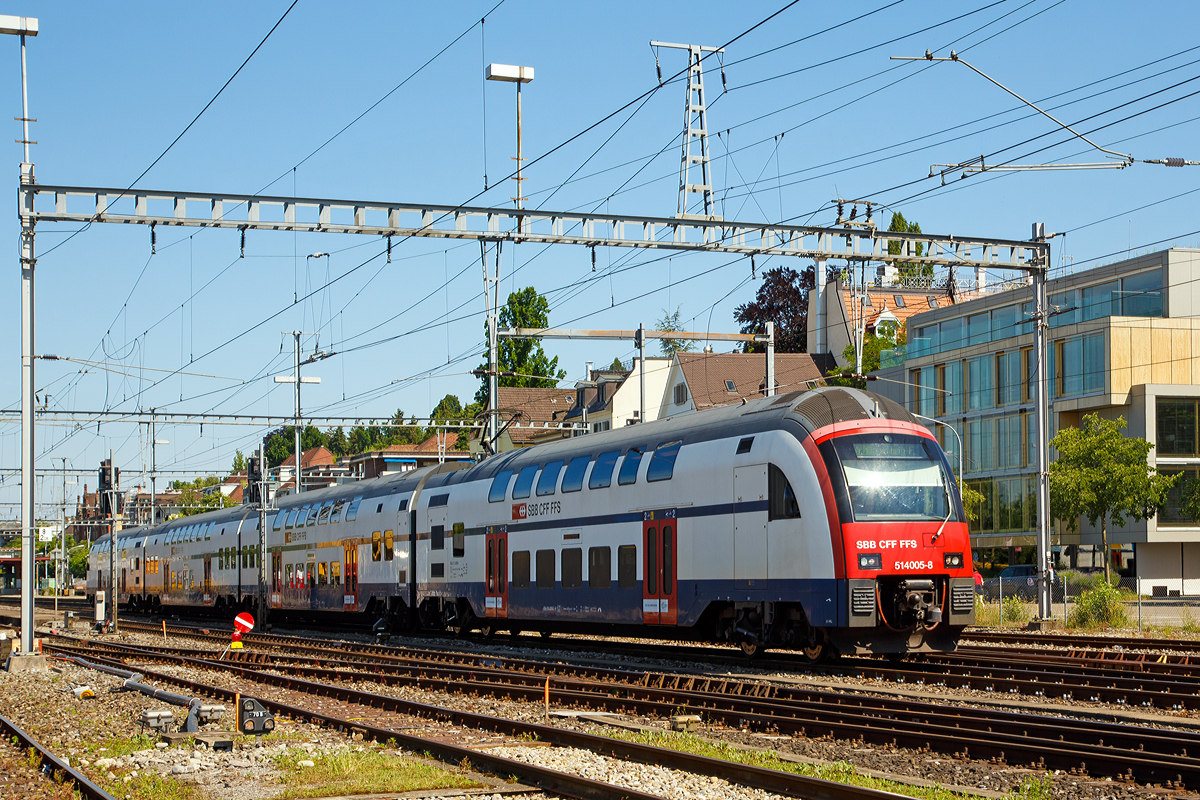 
Der SBB RABe 514 005-8, ein DTZ bzw. Siemens Desiro Double Deck fährt am 07.06.2015 vom Bahnhof Zürich-Tiefenbrunnen als S 16 weiter nach Herrliberg-Feldmeilen.