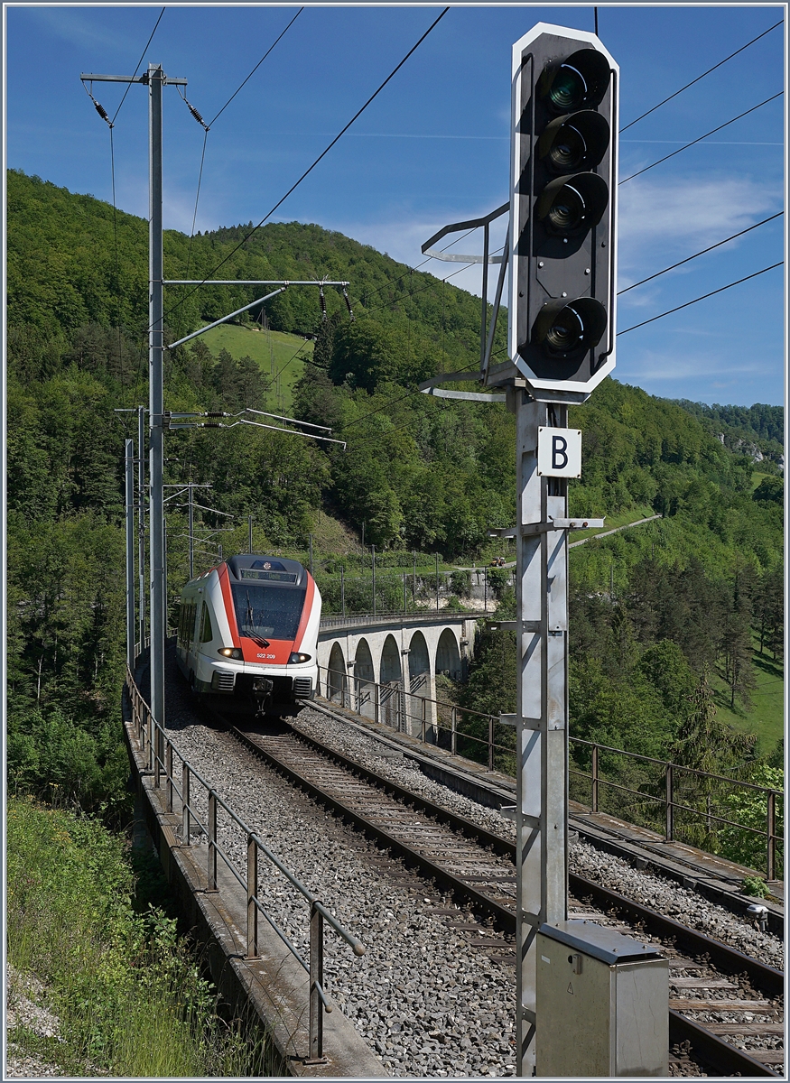 Der SBB RABe 522 209 nach Delle erreicht St-Ursanne.
1. Juni 2019