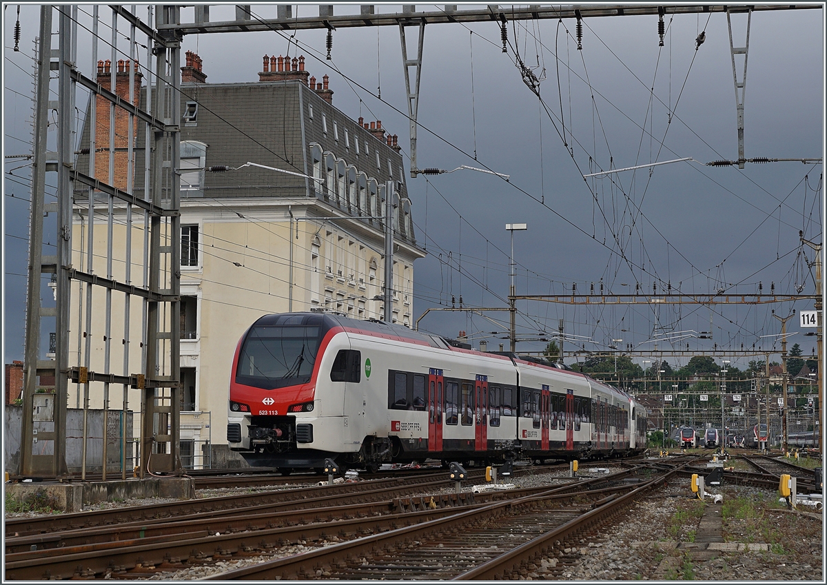 Der SBB RABe 523 113 und ein anderer verlassen Lausanne als S 1 in Richtung Grandson.

4. Juli 2021

(Als ich heute (19.7.2021) hier vorbeigefahren bin wurde das sch�ne Haus gerade abgerissen...)